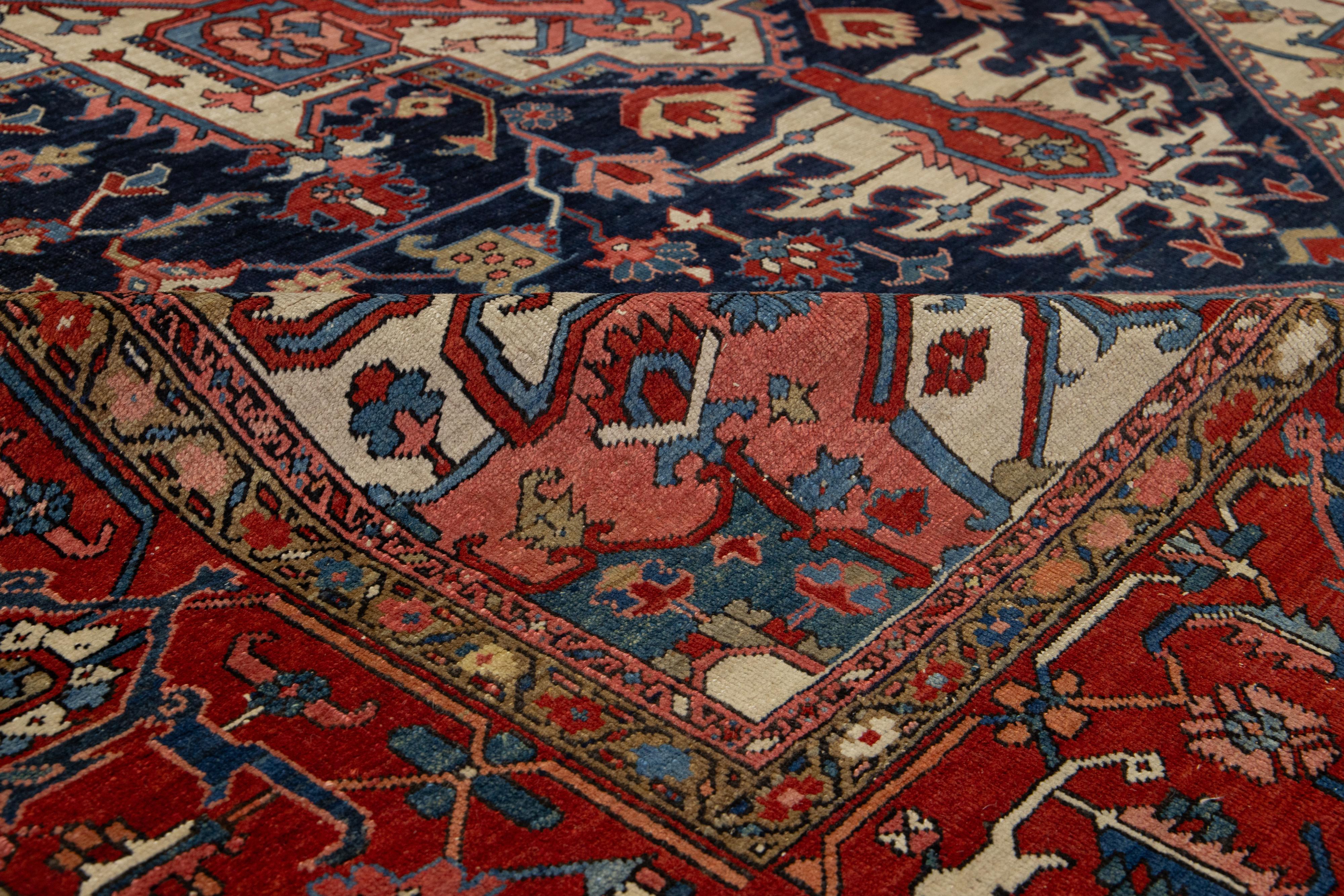Perse Tapis persan Heriz bleu ancien des années 1900 avec motif sur toute la surface en vente