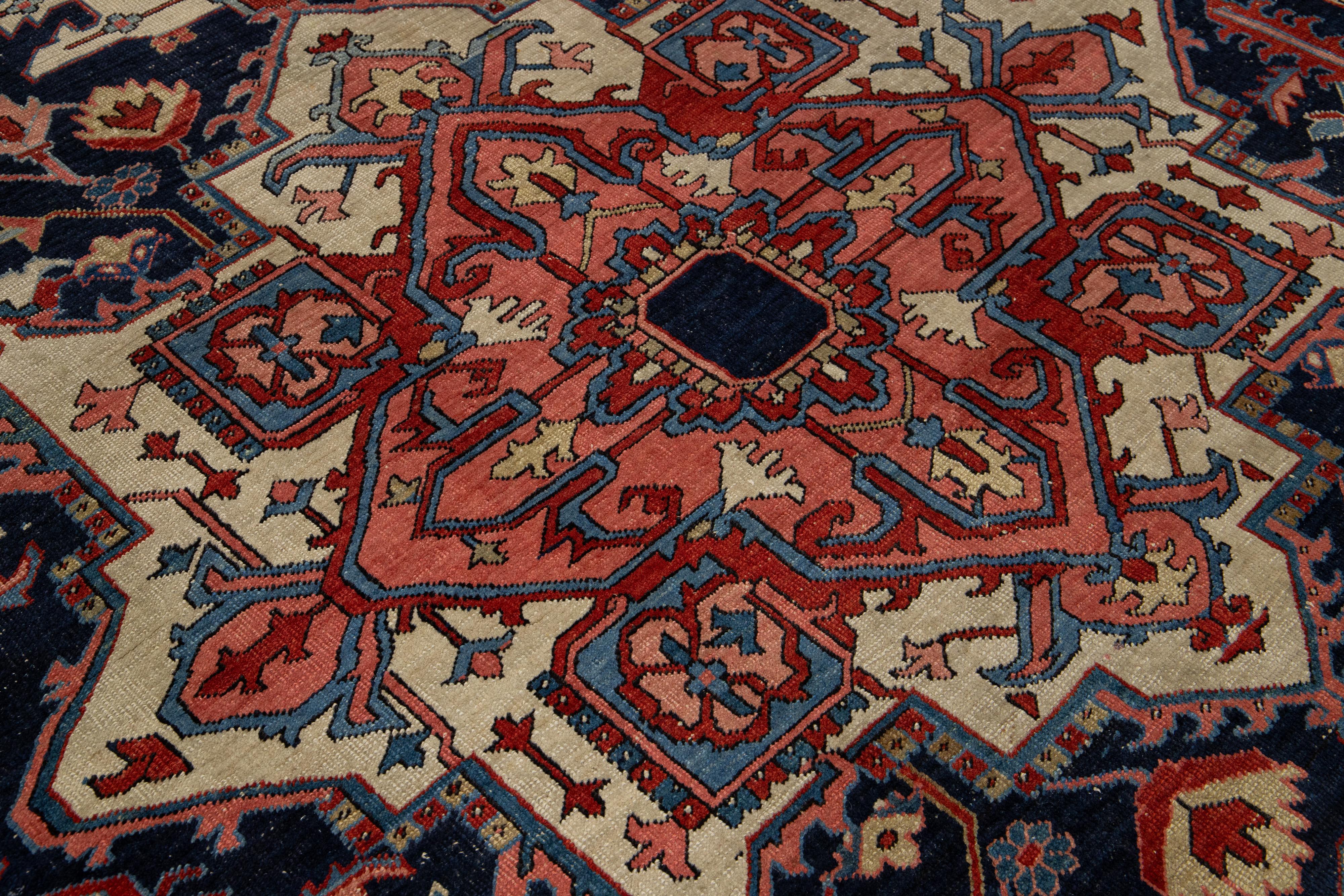 Noué à la main Tapis persan Heriz bleu ancien des années 1900 avec motif sur toute la surface en vente