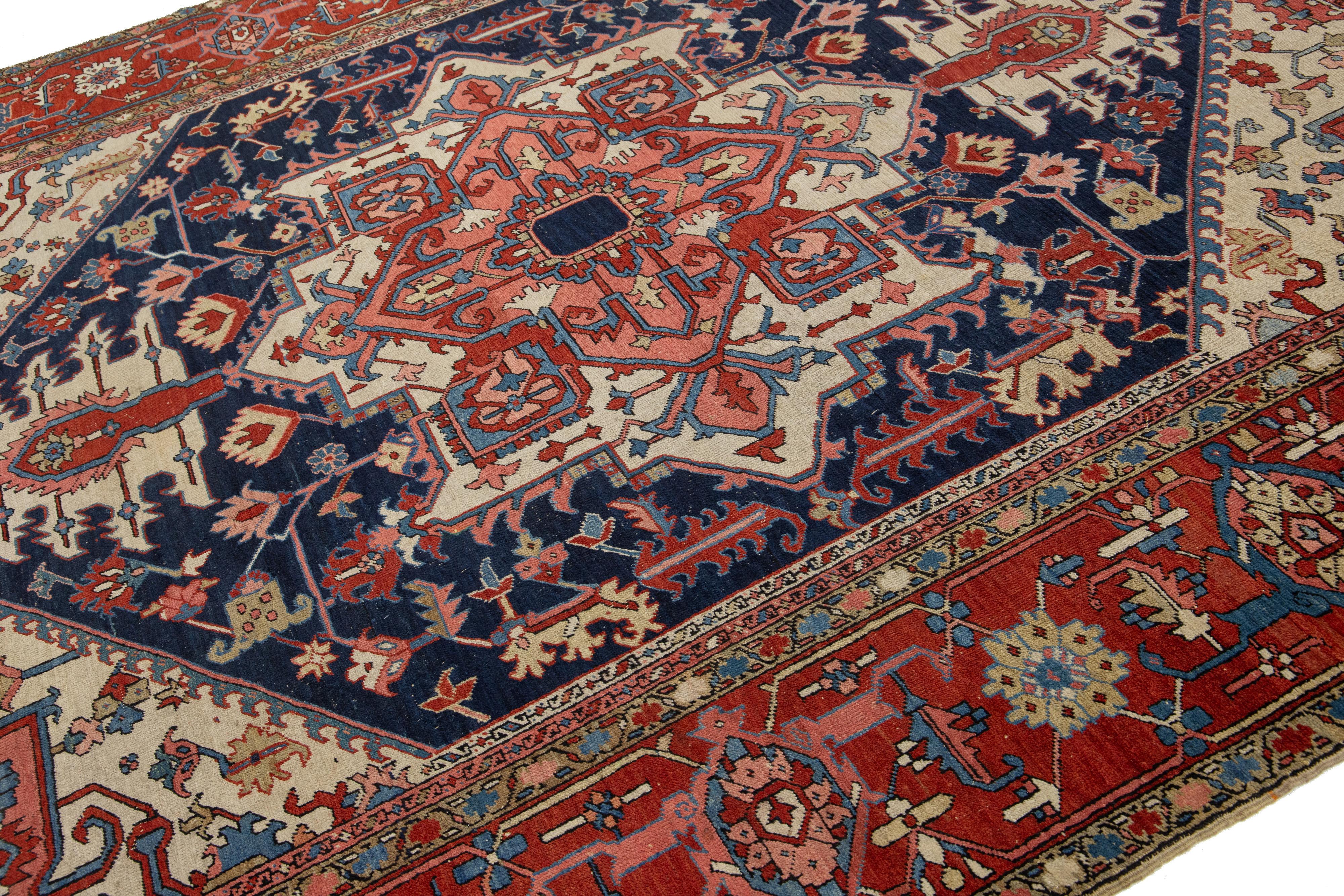 Tapis persan Heriz bleu ancien des années 1900 avec motif sur toute la surface en vente 1