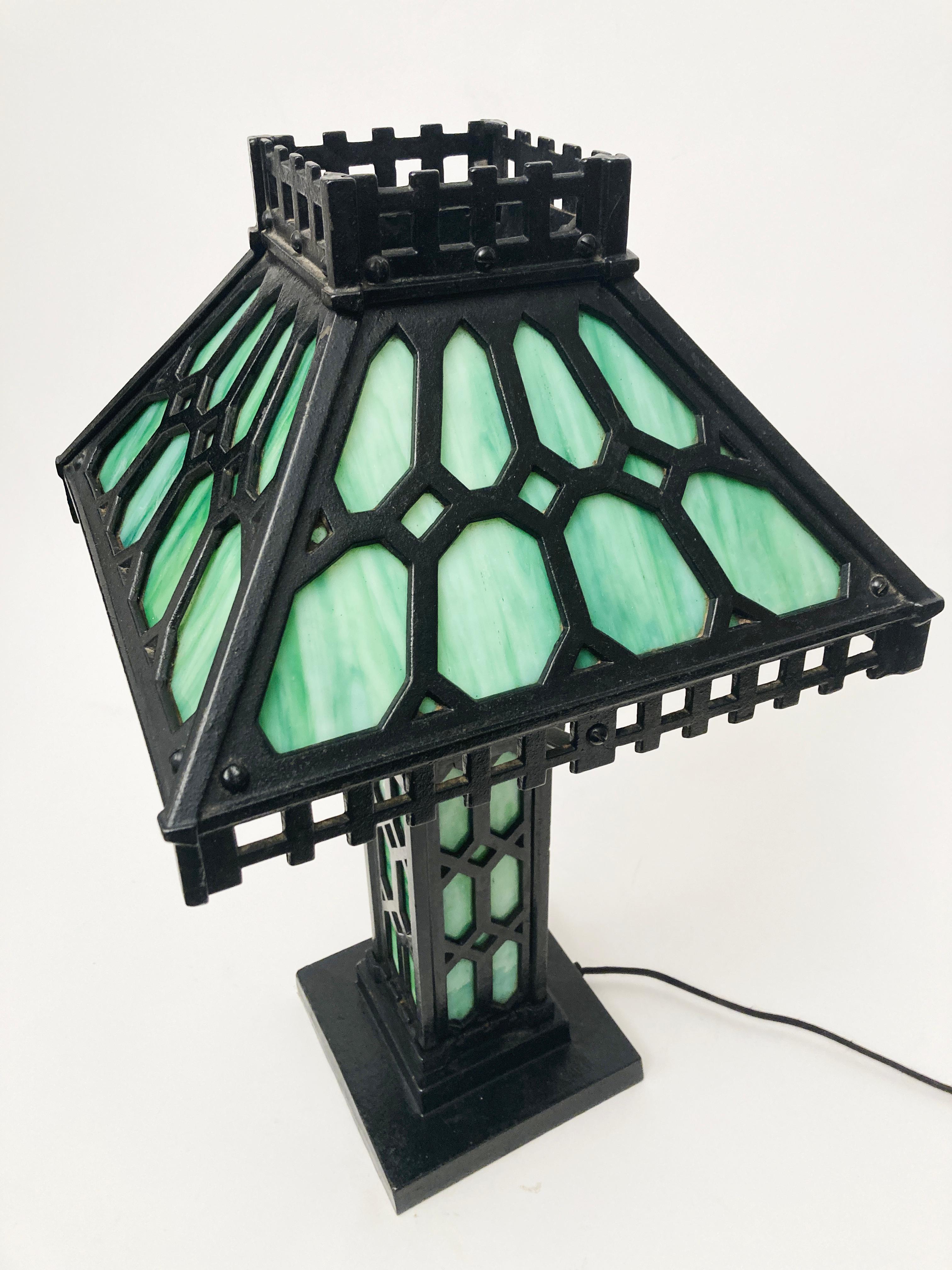 Arts and Crafts Lampe ancienne Bradley & Hubbard Mission verte et fonte des années 1900 en vente