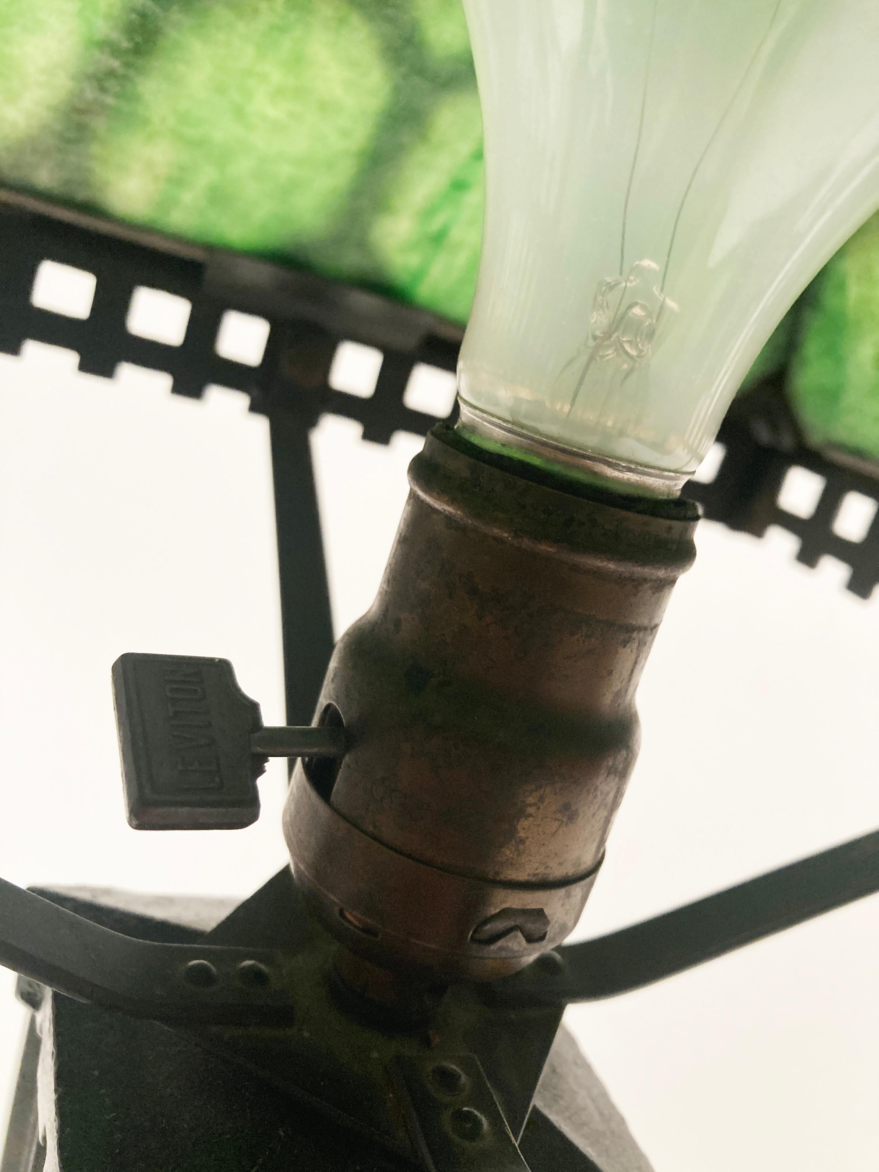 Américain Lampe ancienne Bradley & Hubbard Mission verte et fonte des années 1900 en vente