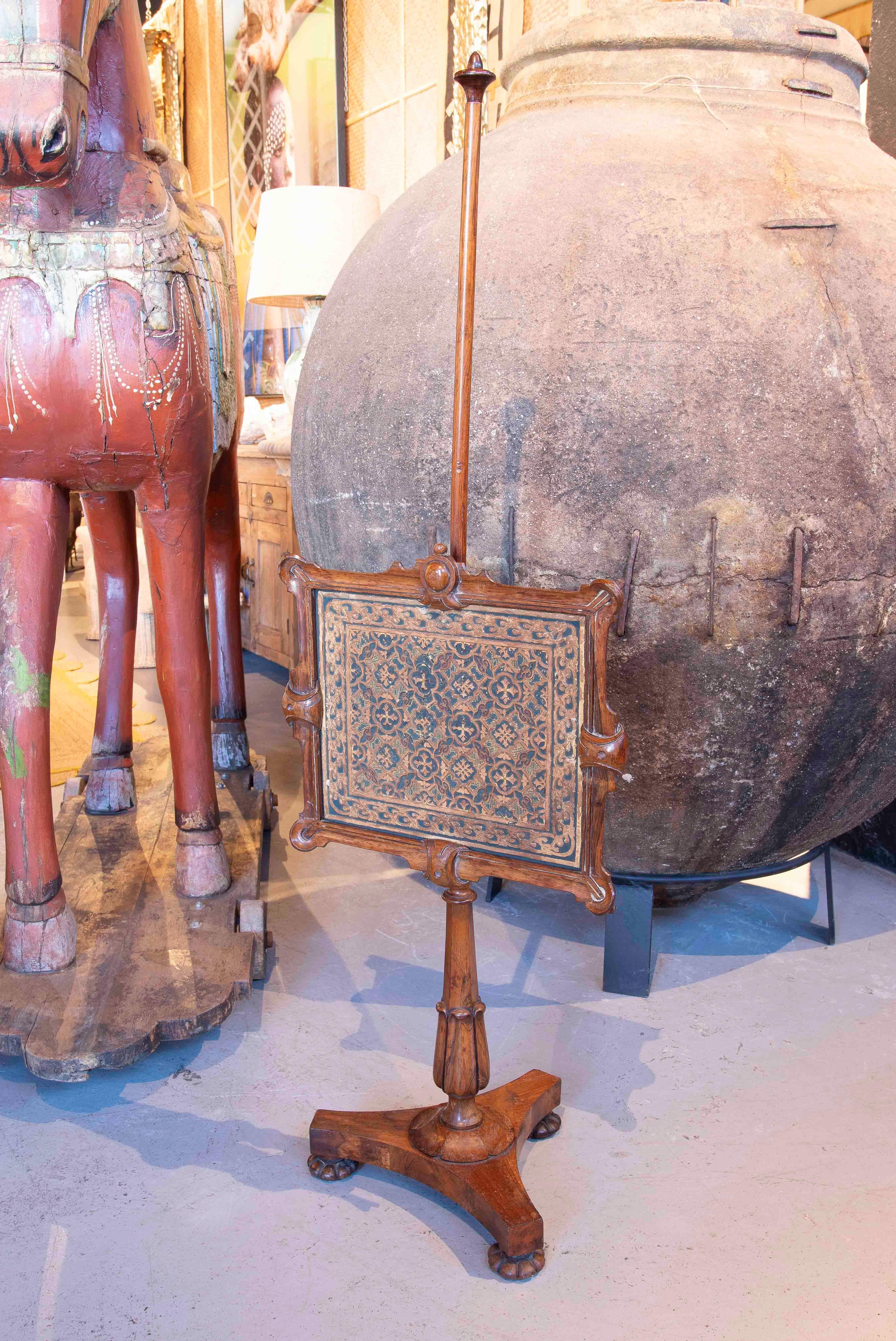 1900s Antigua Pantalla de Chimenea de Madera Tallada con Panel Decorativo en Bueno Estado en Marbella, ES