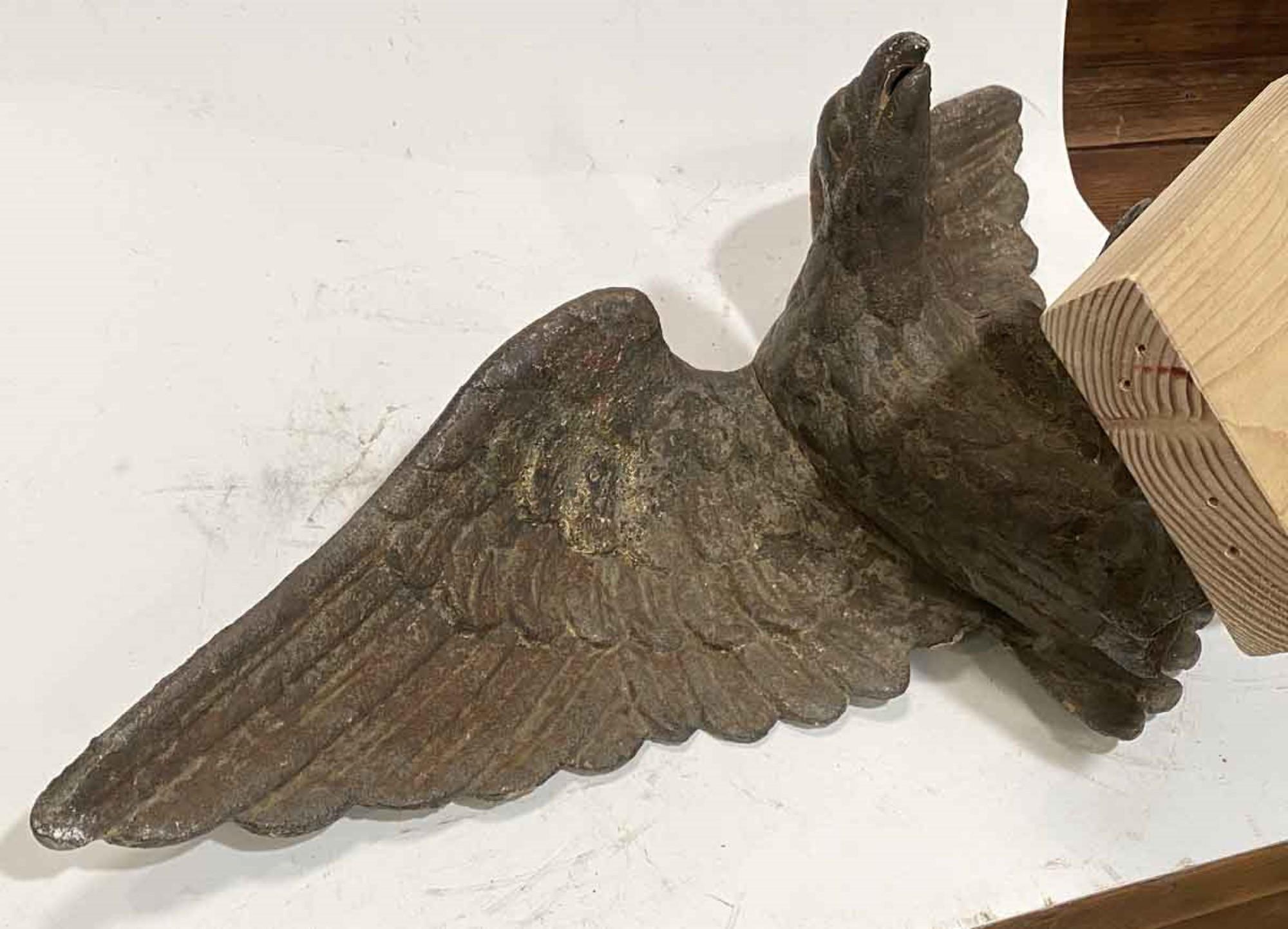 Statue américaine ancienne de pygargue à tête blanche en fonte des années 1900 avec ailes déployées 3