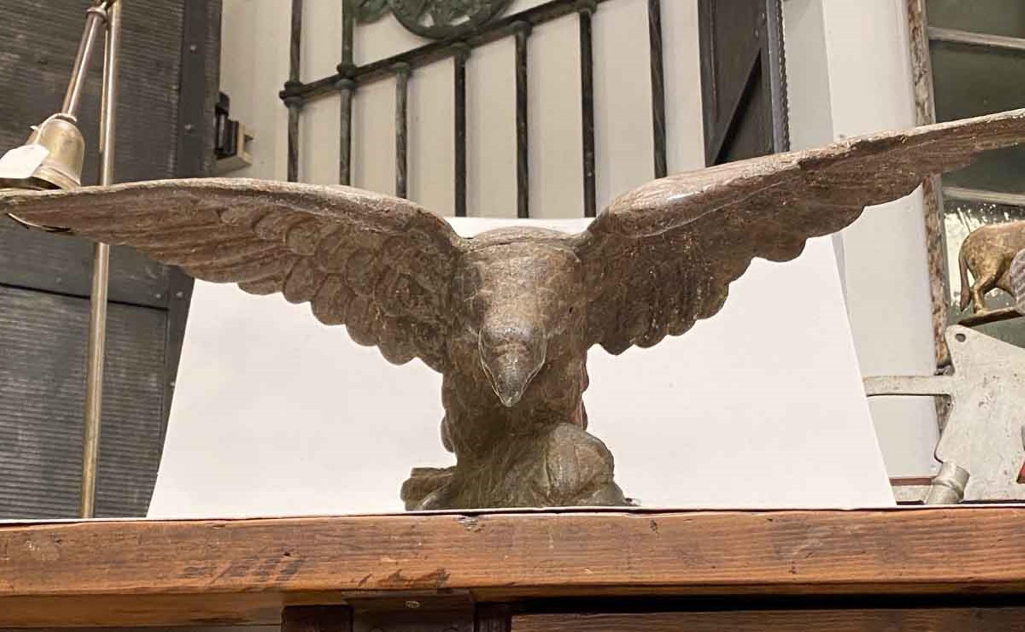 aigle américain à tête blanche en fonte des années 1900, perché avec des ailes déployées. Très probablement monté à l'origine sur l'extérieur d'un bâtiment. Vous pouvez le voir dans nos locaux du 333 West 52nd St, dans le Theater District à l'ouest