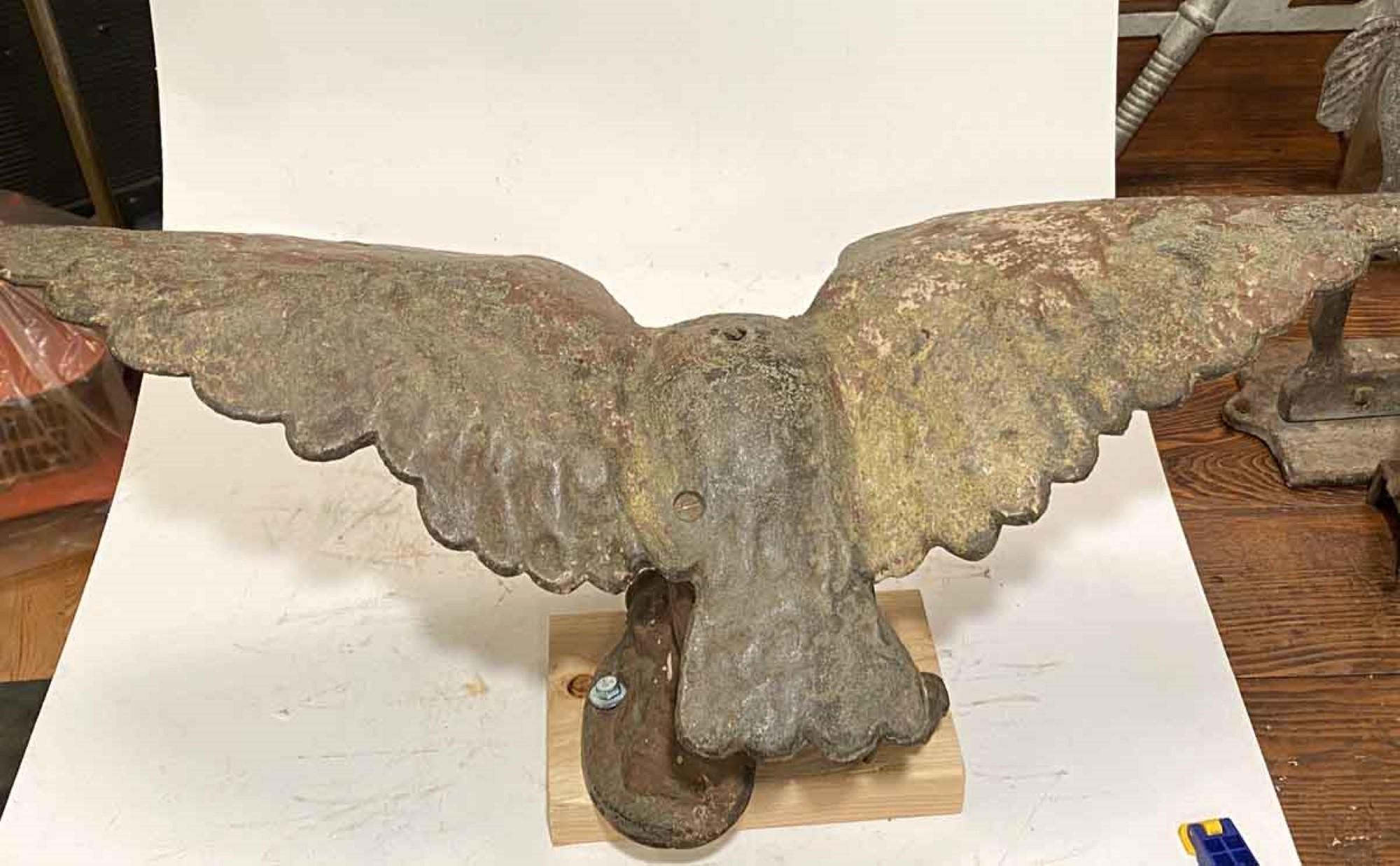 Statue américaine ancienne de pygargue à tête blanche en fonte des années 1900 avec ailes déployées Bon état à New York, NY
