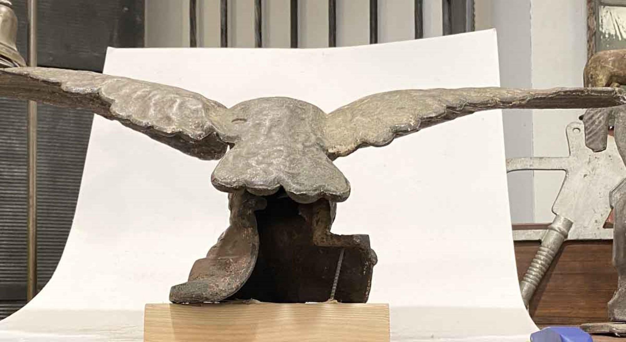 Début du 20ème siècle Statue américaine ancienne de pygargue à tête blanche en fonte des années 1900 avec ailes déployées