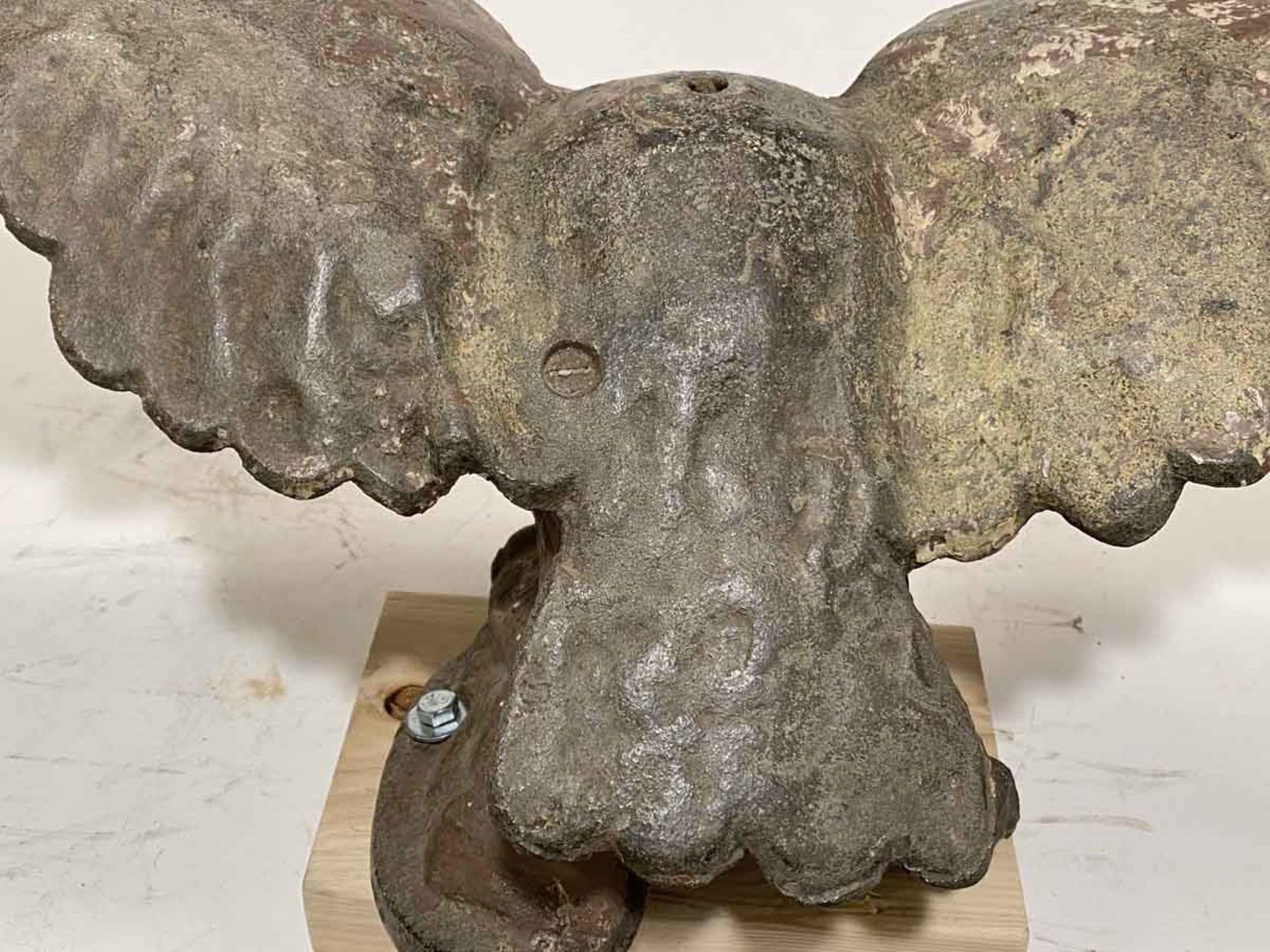 Statue américaine ancienne de pygargue à tête blanche en fonte des années 1900 avec ailes déployées 1