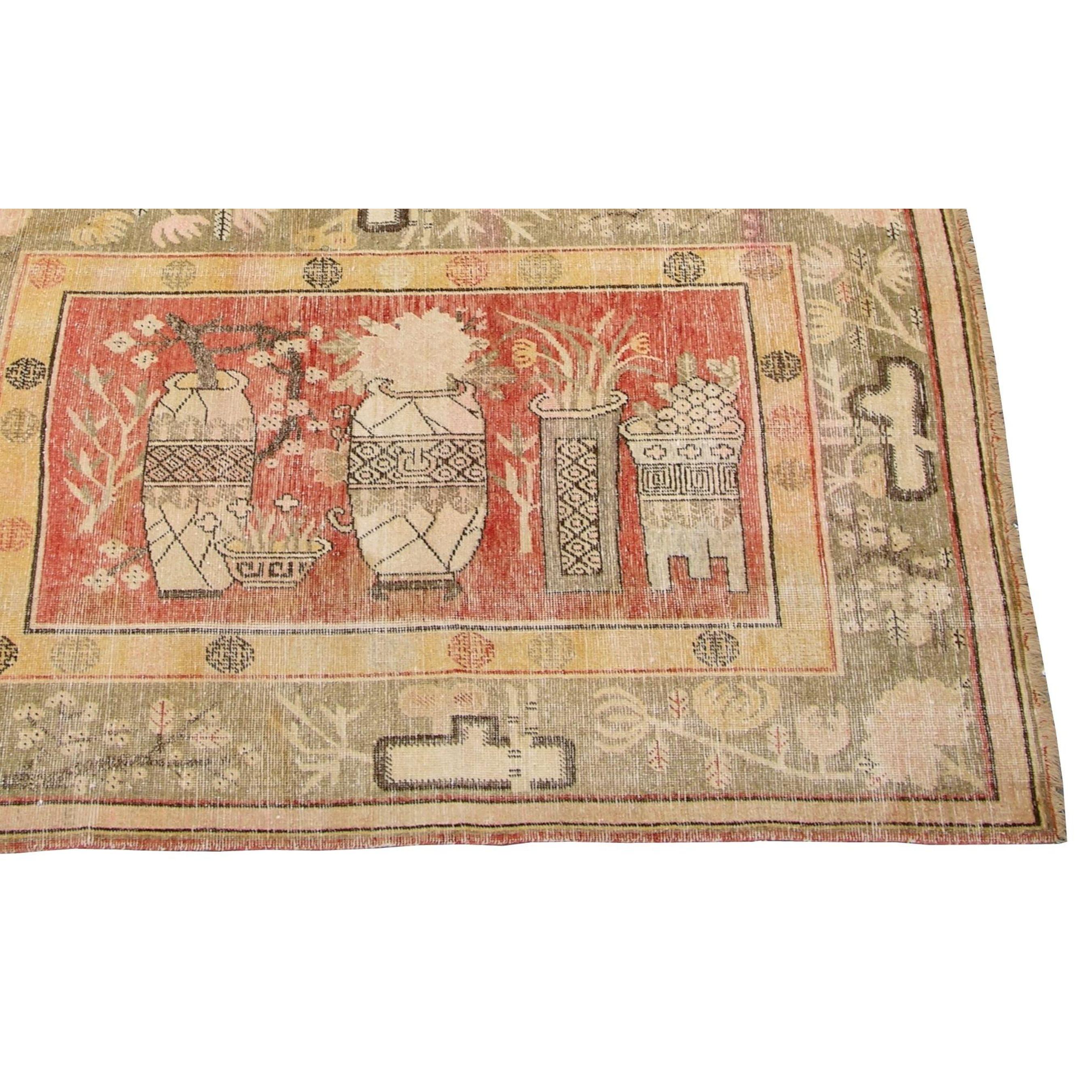 Antiker dekorativer Khotan Samarkand Teppich 6'10'' X 4'6'', Stammes- und traditionell, Wolle auf Baumwollbasis, pflanzlich gefärbt, Design und Farbkombination inspiriert von der Natur, in der sie lebten, wie Berge, Sterne, Sonne, Mond und andere