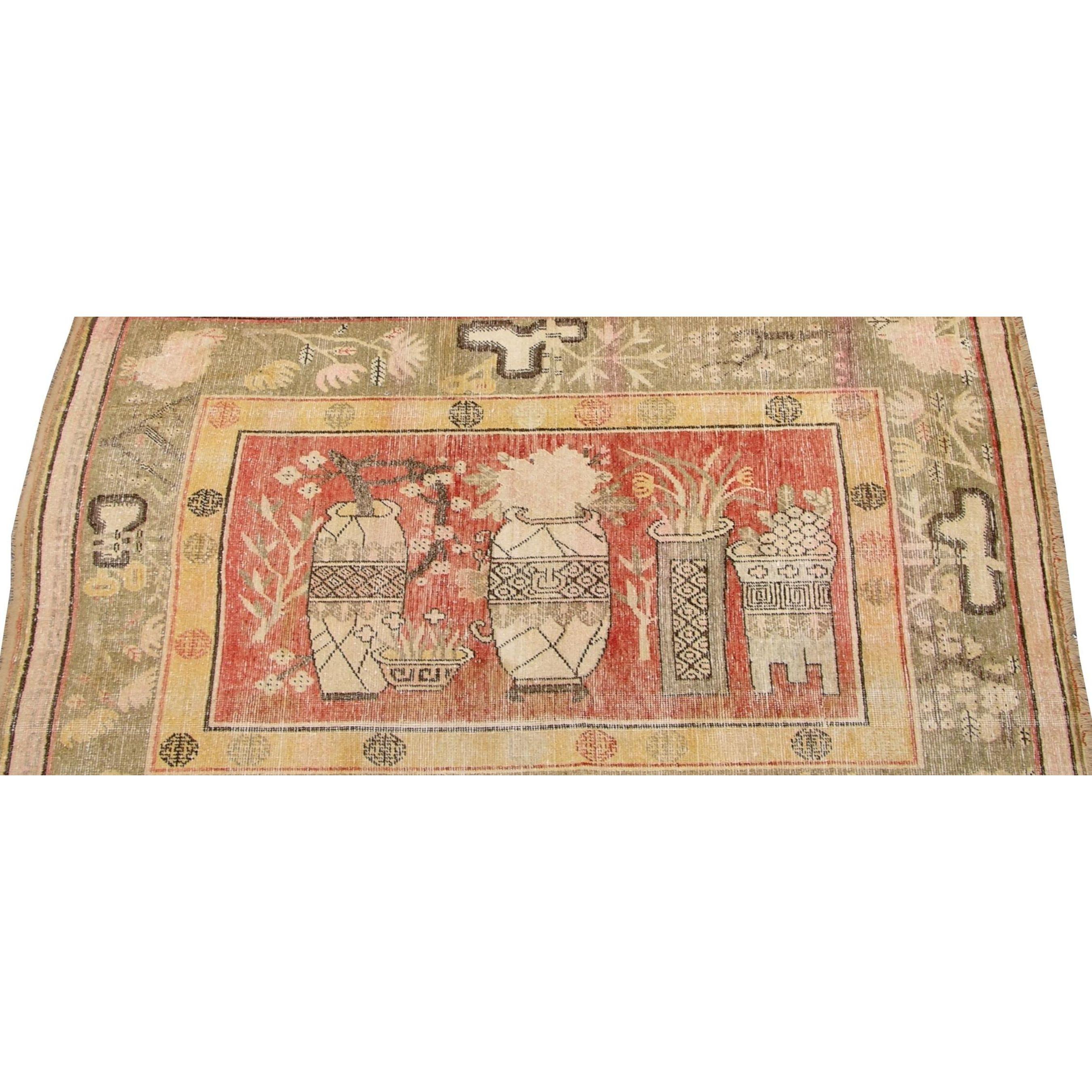 1900s Antike Dekorative Khotan Samarkand Teppich-6'10'' X 4'6'' (Stammeskunst) im Angebot