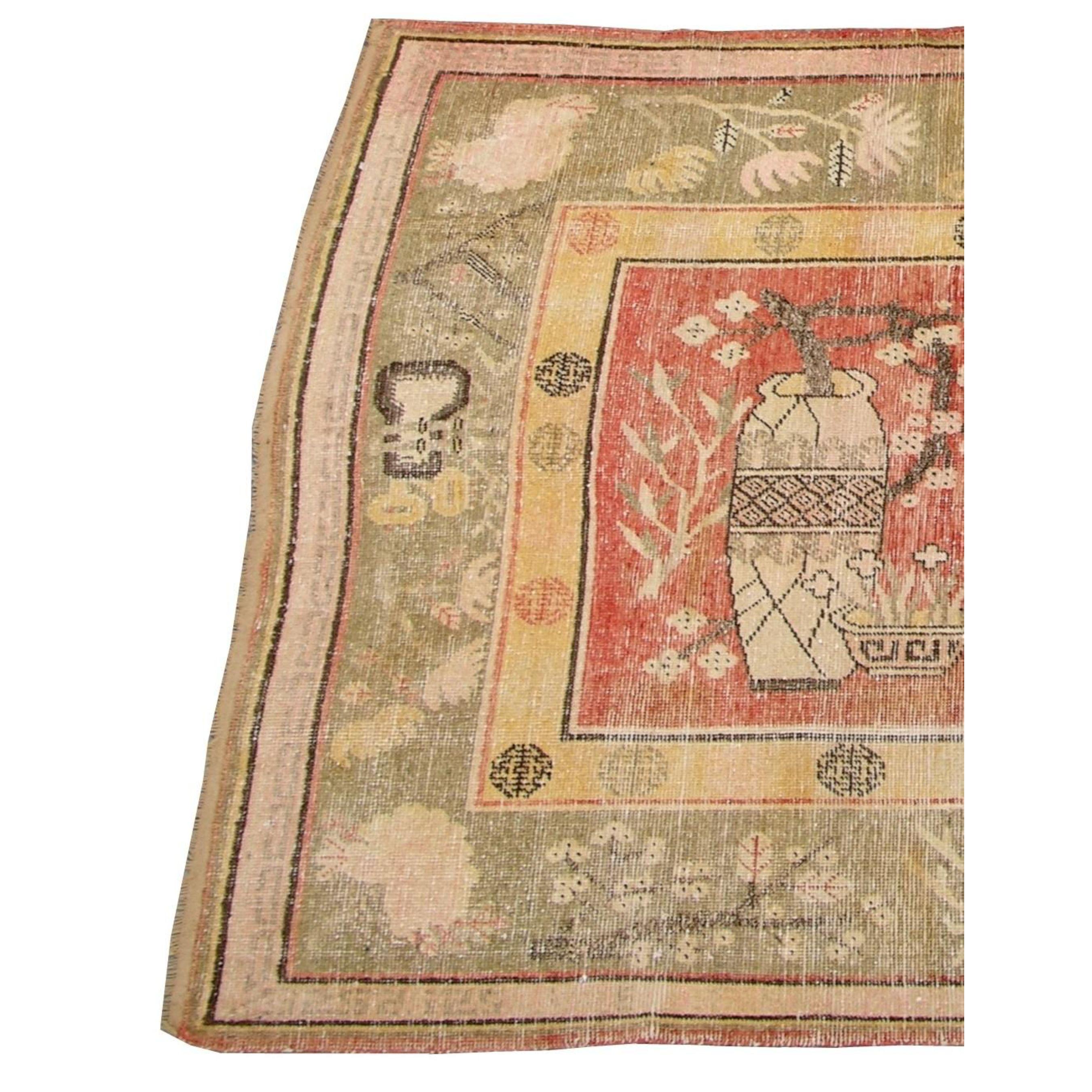 1900s Antike Dekorative Khotan Samarkand Teppich-6'10'' X 4'6'' (Asiatisch) im Angebot