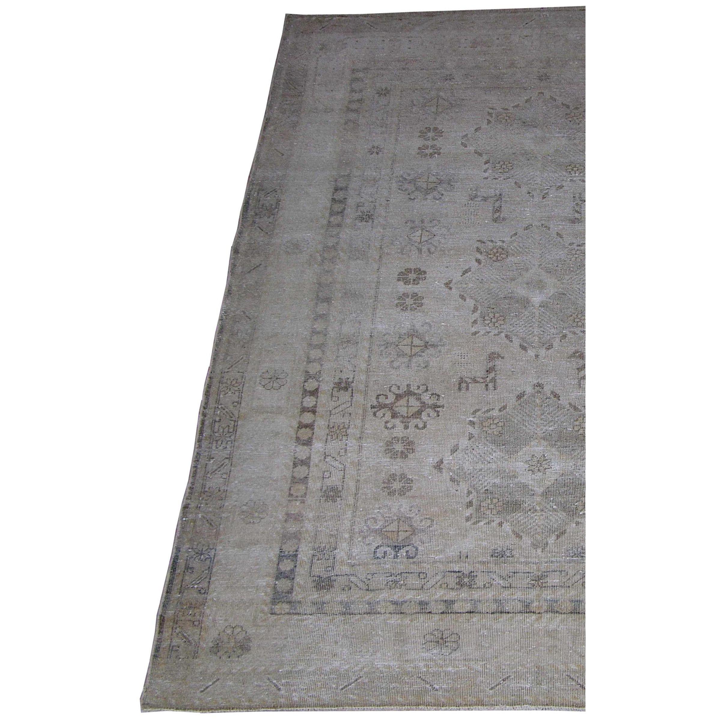 1900s Antike dekorative Khotan Samarkand Teppich-6'2'' X 4'4'' (Asiatisch) im Angebot