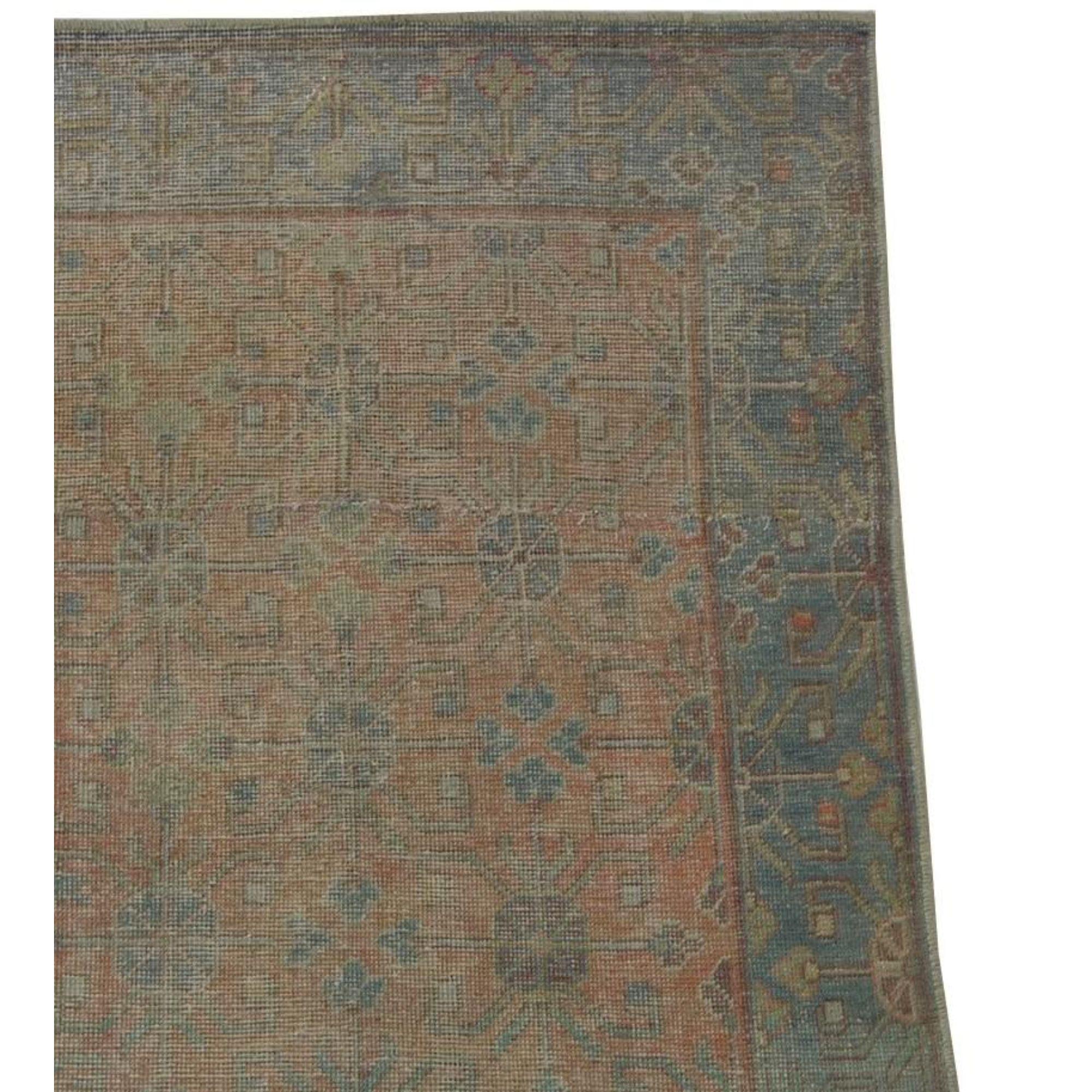 Up&Up est un tapis ancien de Samakhand. Il s'agit d'un tapis de style tribal ouzbek avec un motif rouge sur l'ensemble du tapis.