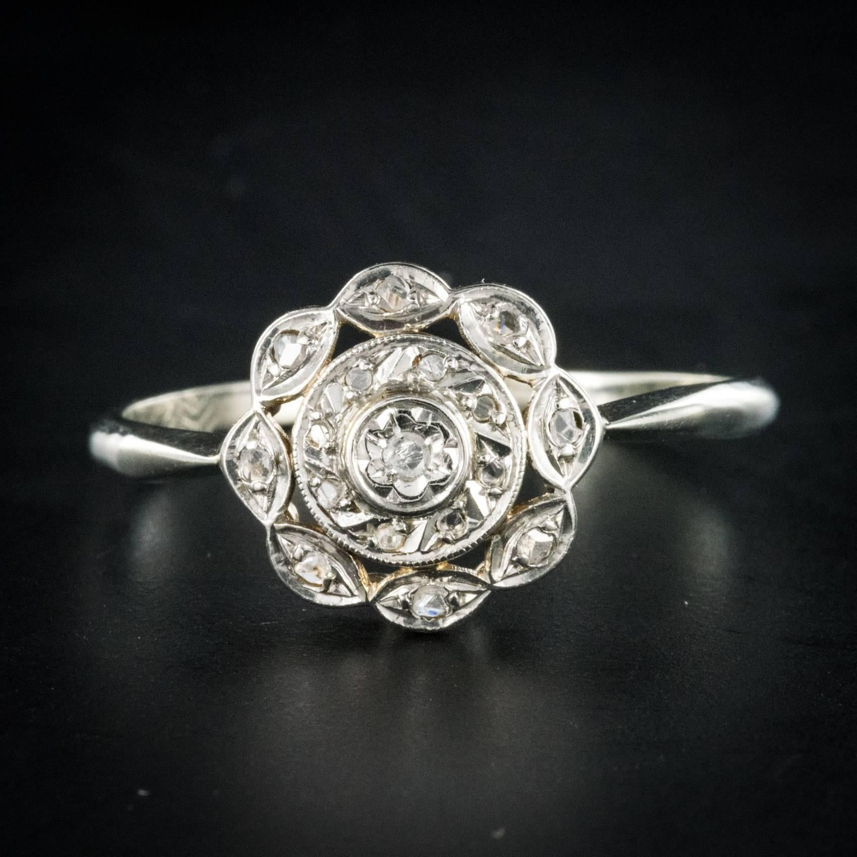 1900s Antique Diamond White Gold Platinum Flower Shape Ring  In New Condition In Poitiers, FR