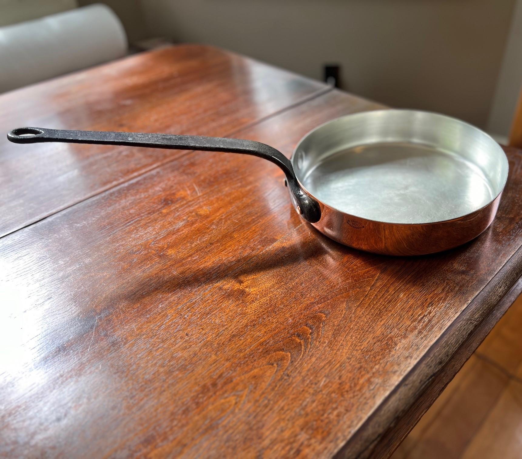 Eine antike Sautierpfanne mit der Aufschrift Duparquet, Huot & Moneuse Co. ist ein hervorragendes Beispiel für hochwertiges amerikanisches Kupferkochgeschirr. Diese Kupfersautobratpfanne hat eine polierte Kupferseite und eine verzinnte Innenseite.