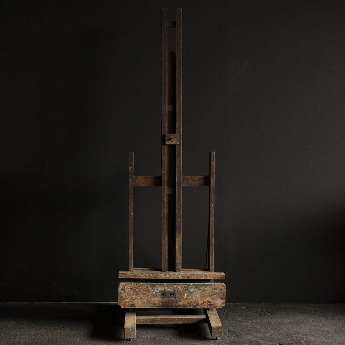 Circa 1900s / United Kingdom
Size W758 D760 H2290 mm 

Vintage easel from 1900's. Small wheels attached.
       