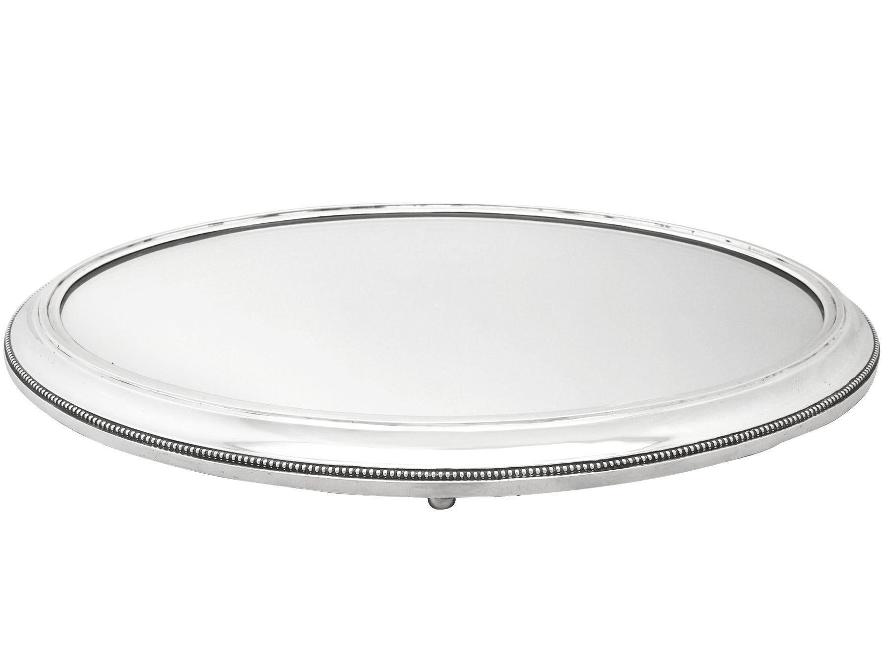 Fina e impresionante meseta antigua alemana de plata espejada; una adición a nuestra colección de platería de presentación.

Esta impresionante meseta espejada de plata alemana antigua tiene forma de barrido ovalado con borde de estilo