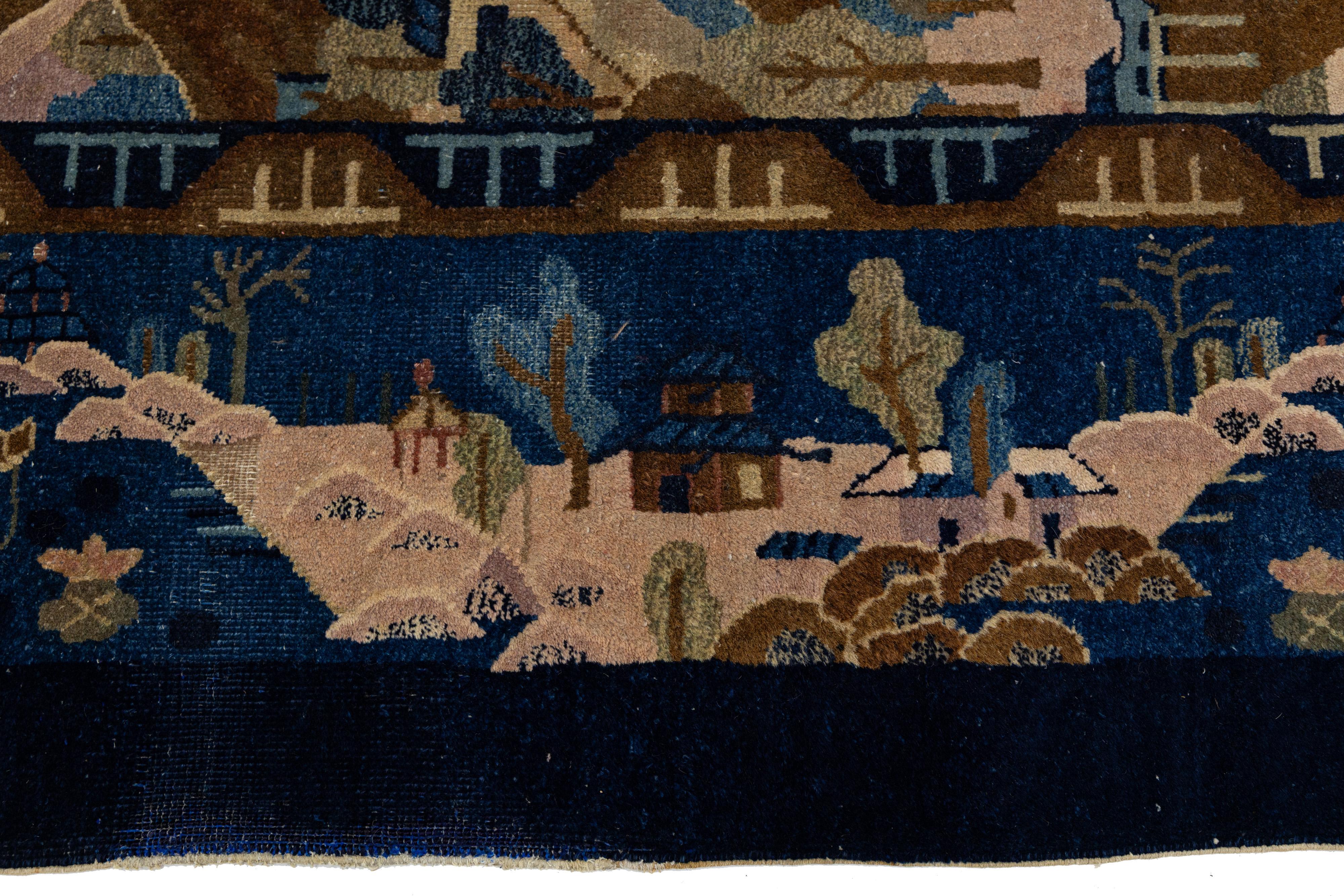 1900s Antique Handmade Chinese Peking Wool Rug In Blue with Traditional Design (Tapis chinois en laine de Pékin fait à la main) en vente 2