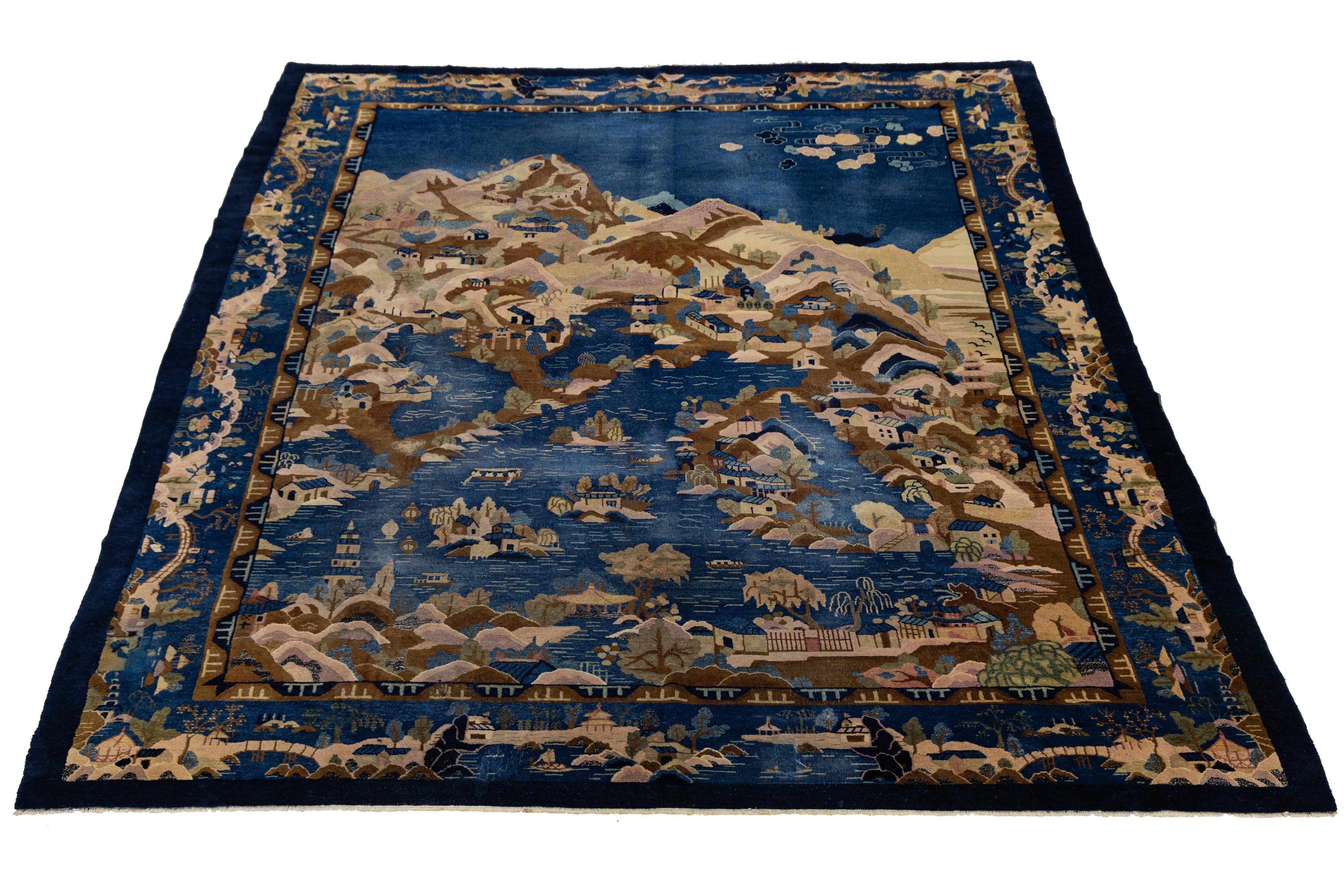 Cet exquis tapis antique chinois Art déco est soigneusement noué à la main avec de la laine de haute qualité. Il présente un fond bleu profond, rehaussé d'un élégant motif traditionnel dans les tons de terre. Le motif est magnifiquement encadré par