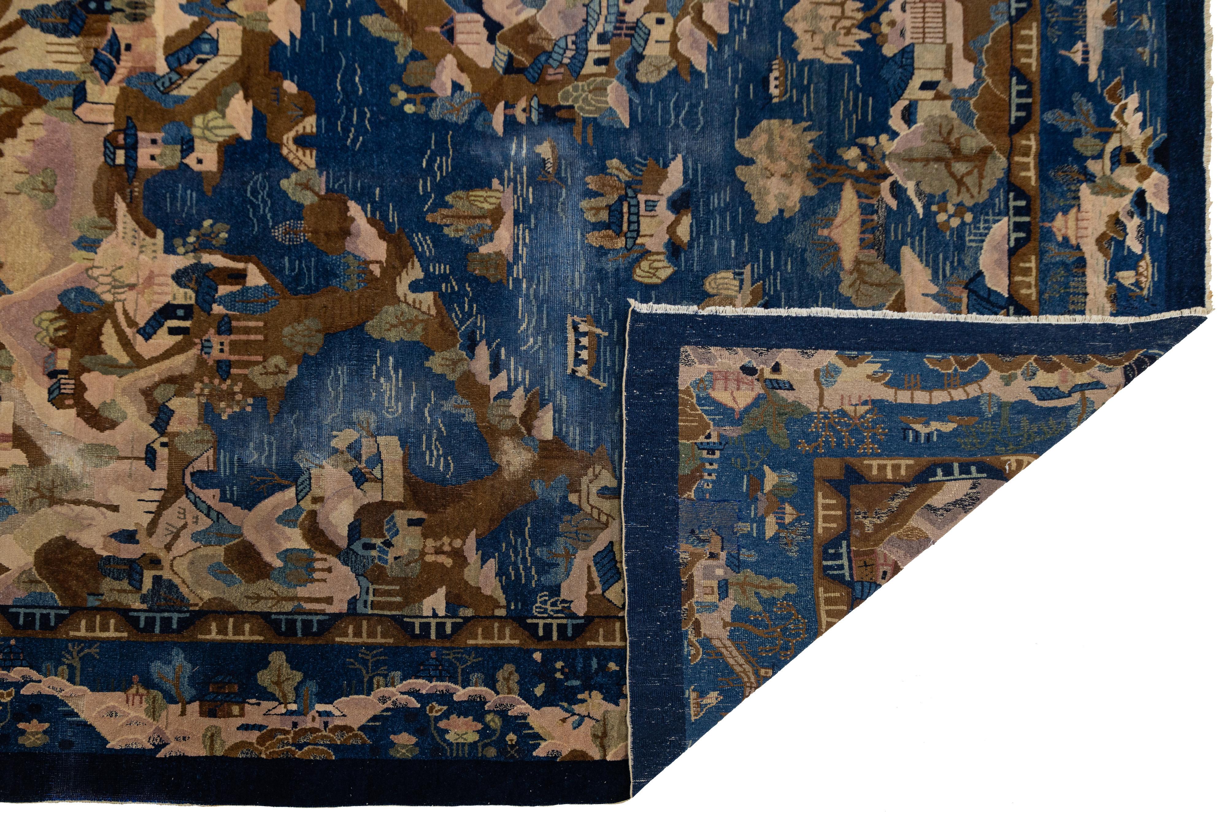Art déco 1900s Antique Handmade Chinese Peking Wool Rug In Blue with Traditional Design (Tapis chinois en laine de Pékin fait à la main) en vente