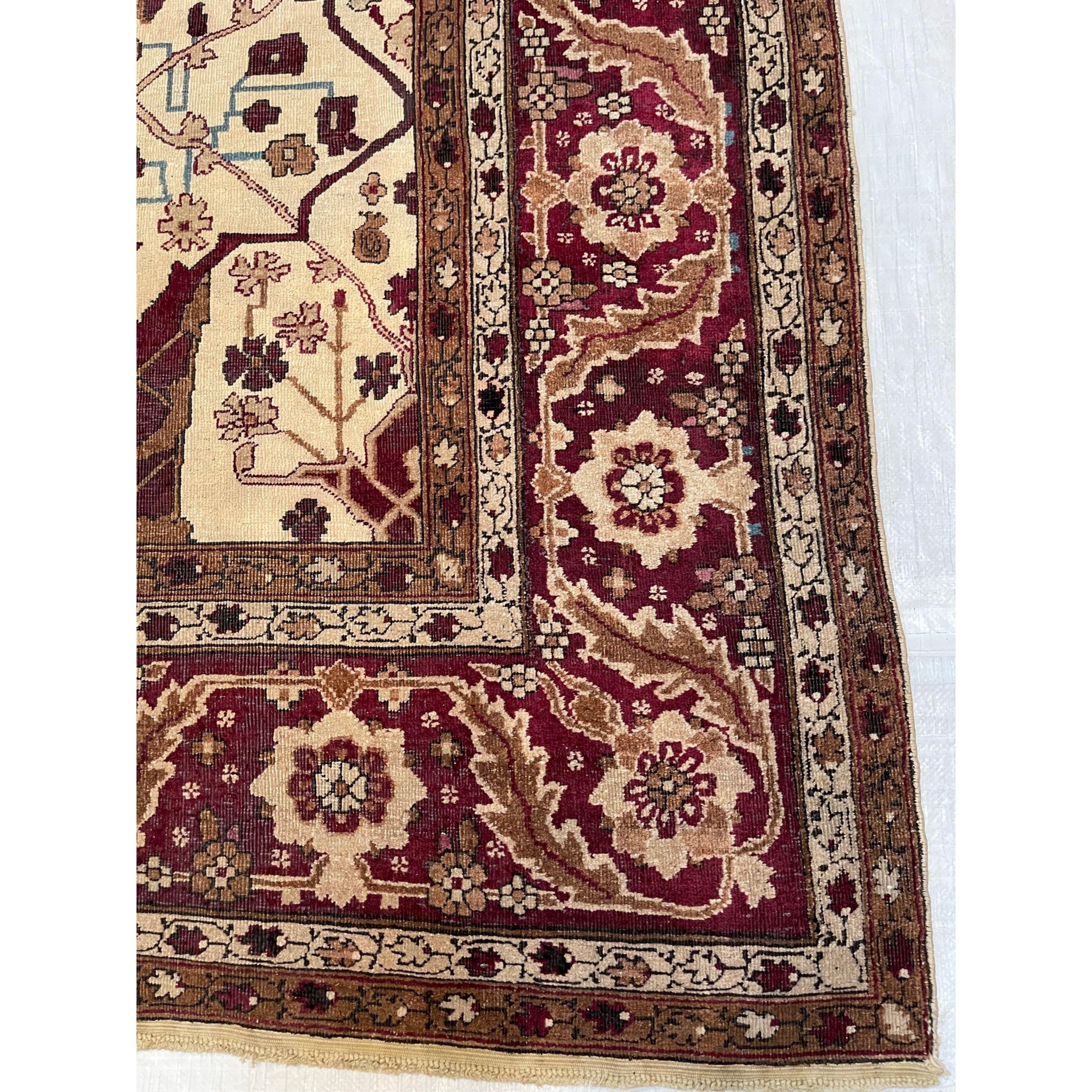 Antike Agra-Teppiche Agra ist seit der großen Zeit der Mogulkunst im 16. und 17. Jahrhundert ein wichtiges Zentrum der Teppichproduktion. Als die Teppichindustrie unter britischer Herrschaft im 19. Jahrhundert wiederbelebt wurde, lebte die große