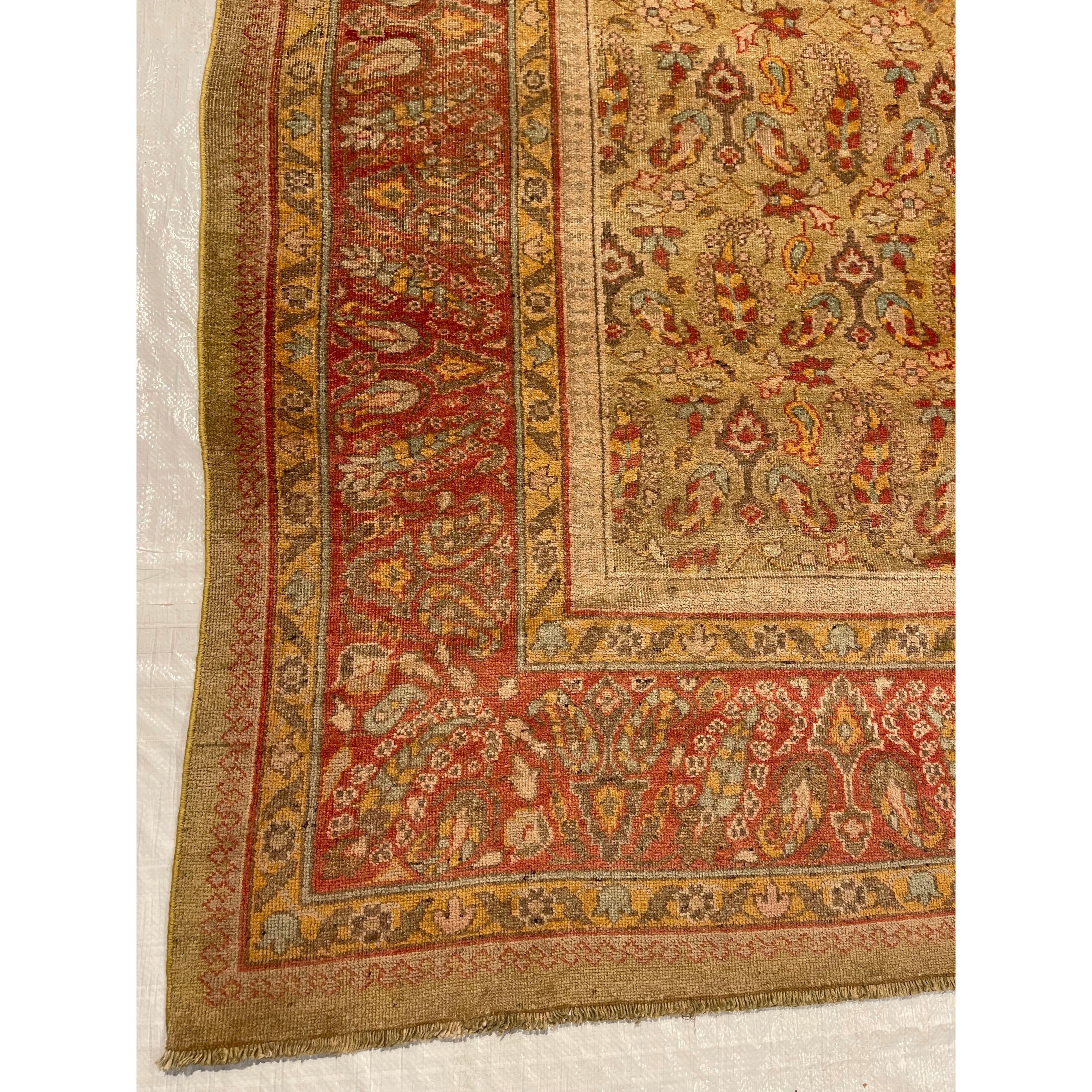 Tapis anciens d'Amritsar - Les tapis spectaculaires d'Amritsar reflètent le style exotique de l'Inde tout en incorporant une subtile influence coloniale. Cette convergence des styles oriental et occidental se traduit par une apparence