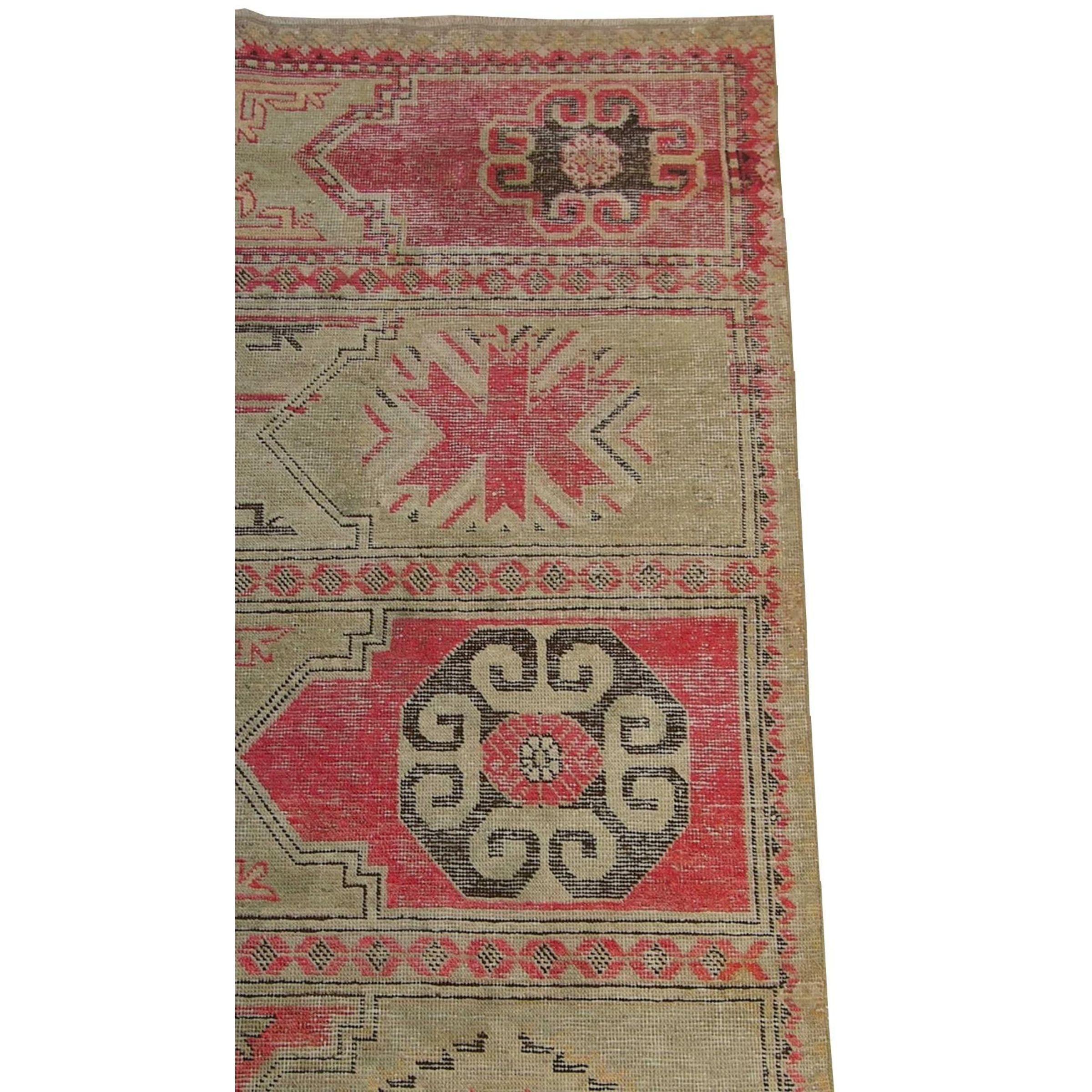 Nous vous proposons un authentique tapis Khotan Samarkand de 6'1'' X 2'6'', un tapis tribal et traditionnel fait de laine sur une base de coton au début du 19ème siècle par des tribus du nord-est de l'Asie. 
