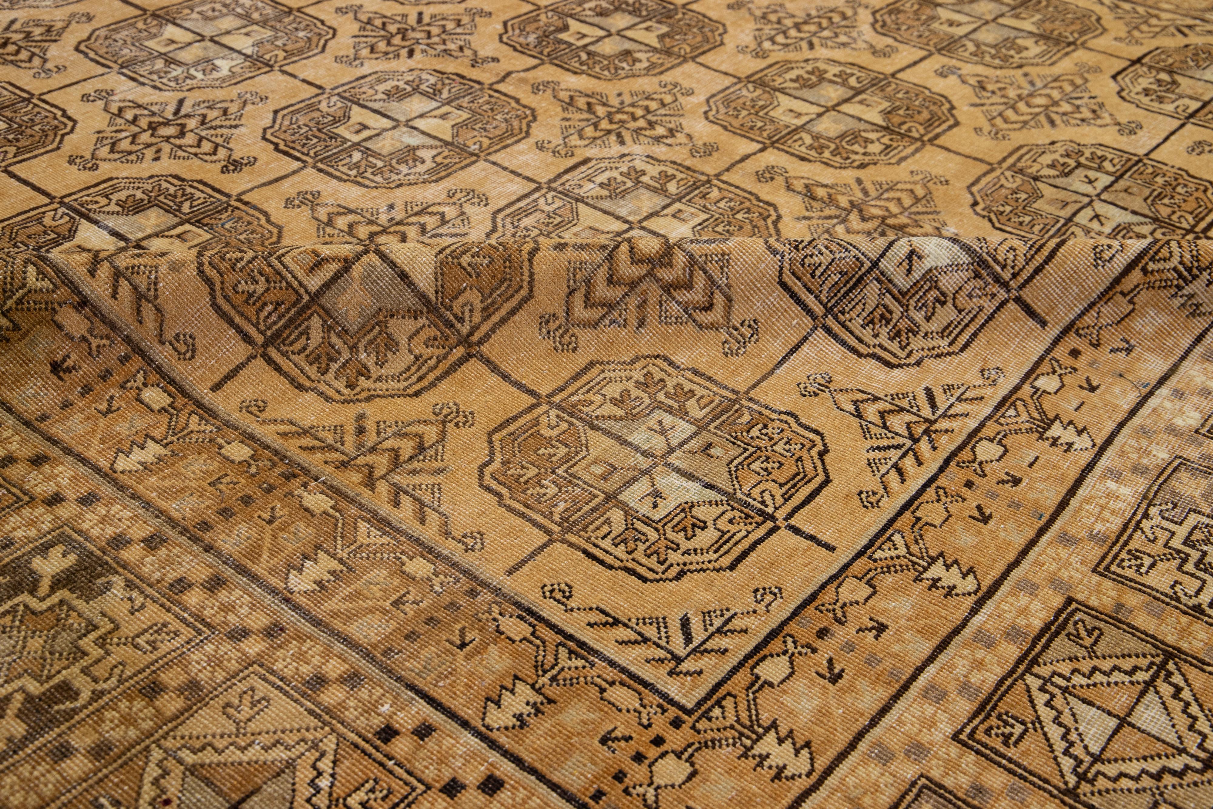 1900er Jahre antike Khotan Wolle Teppich handgefertigt in Tan Farbe mit geometrischen Mustern im Angebot 4