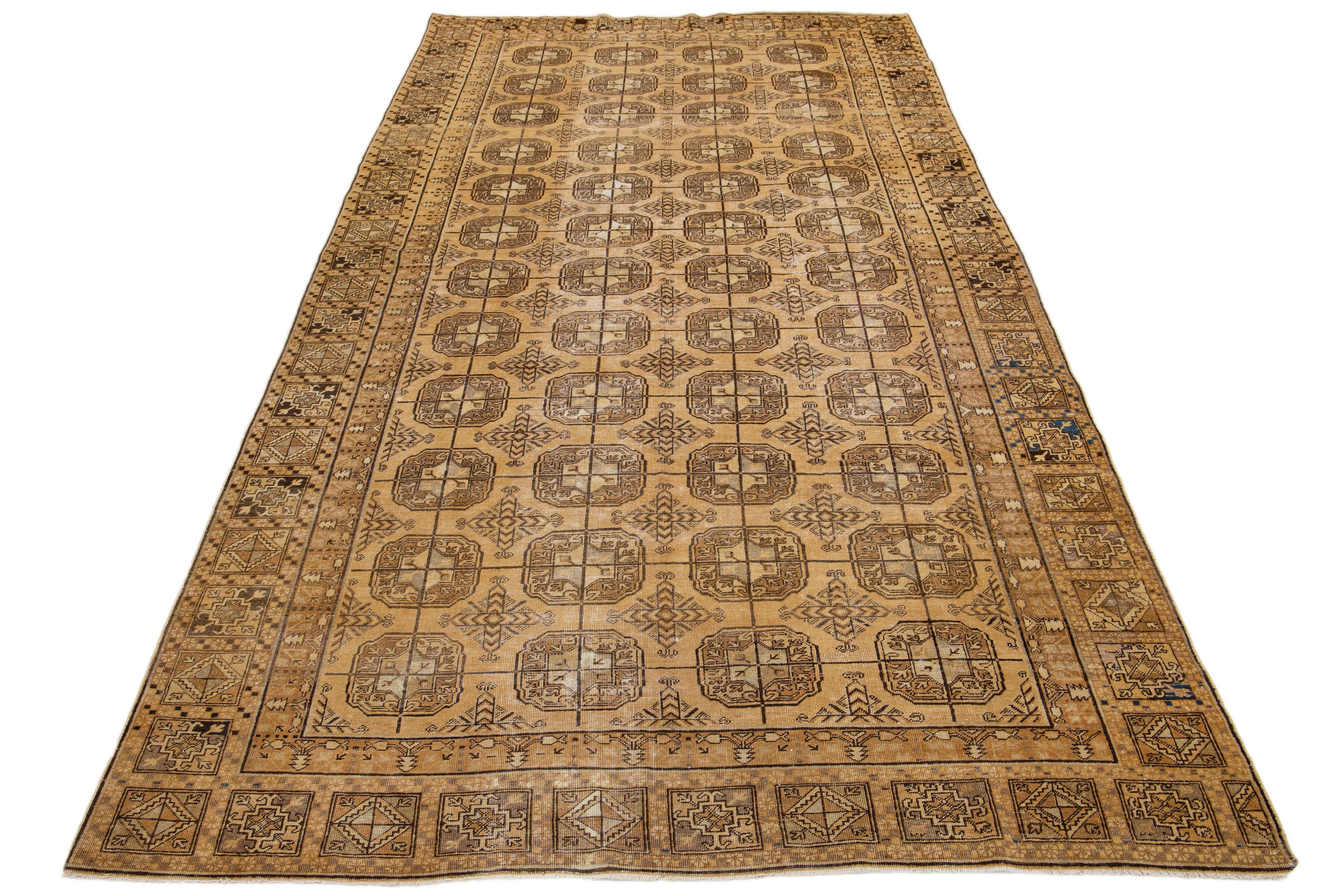 Dies ist eine schöne antike Khotan handgeknüpften Wollteppich mit einem tan Feld. Es hat braune, graue und braune Akzente in einem geometrischen Muster.

Dieser Teppich misst 6'6'' x 13'3''.
  