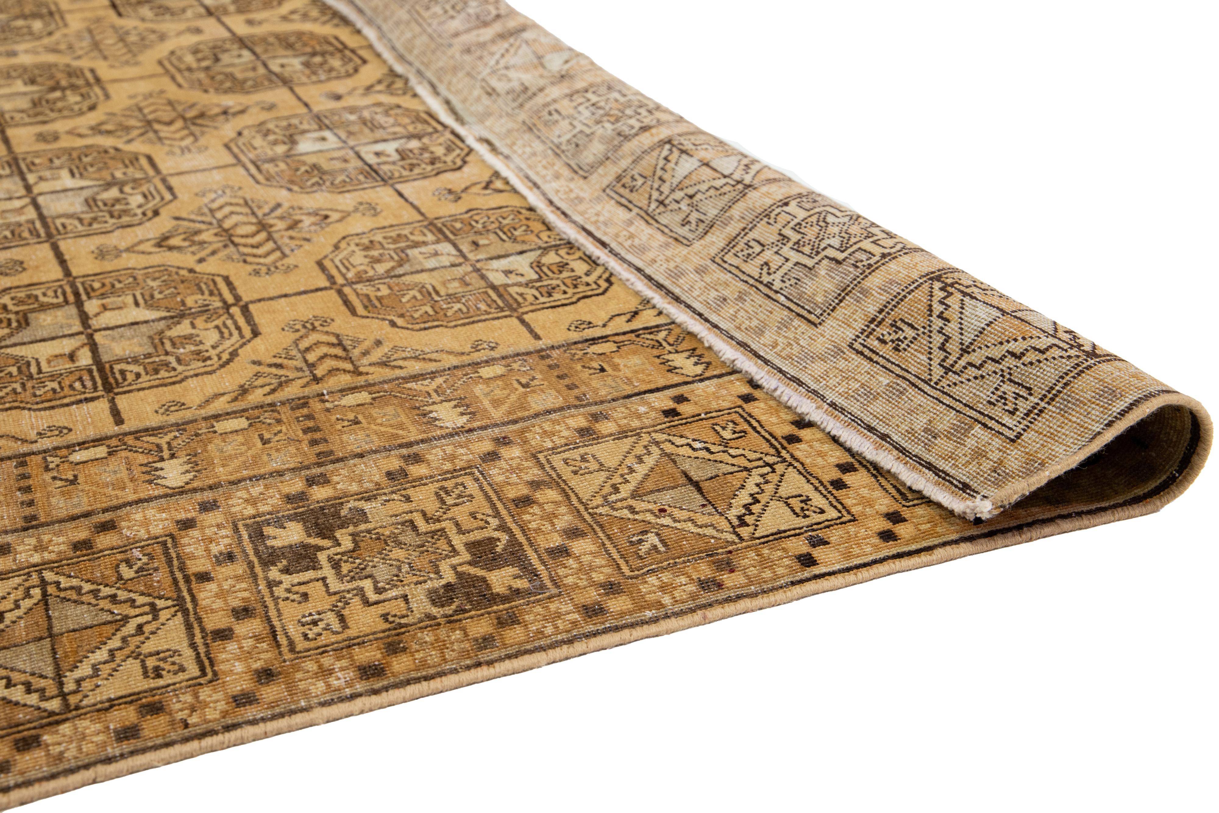 1900er Jahre antike Khotan Wolle Teppich handgefertigt in Tan Farbe mit geometrischen Mustern (Ostturkestanisch) im Angebot