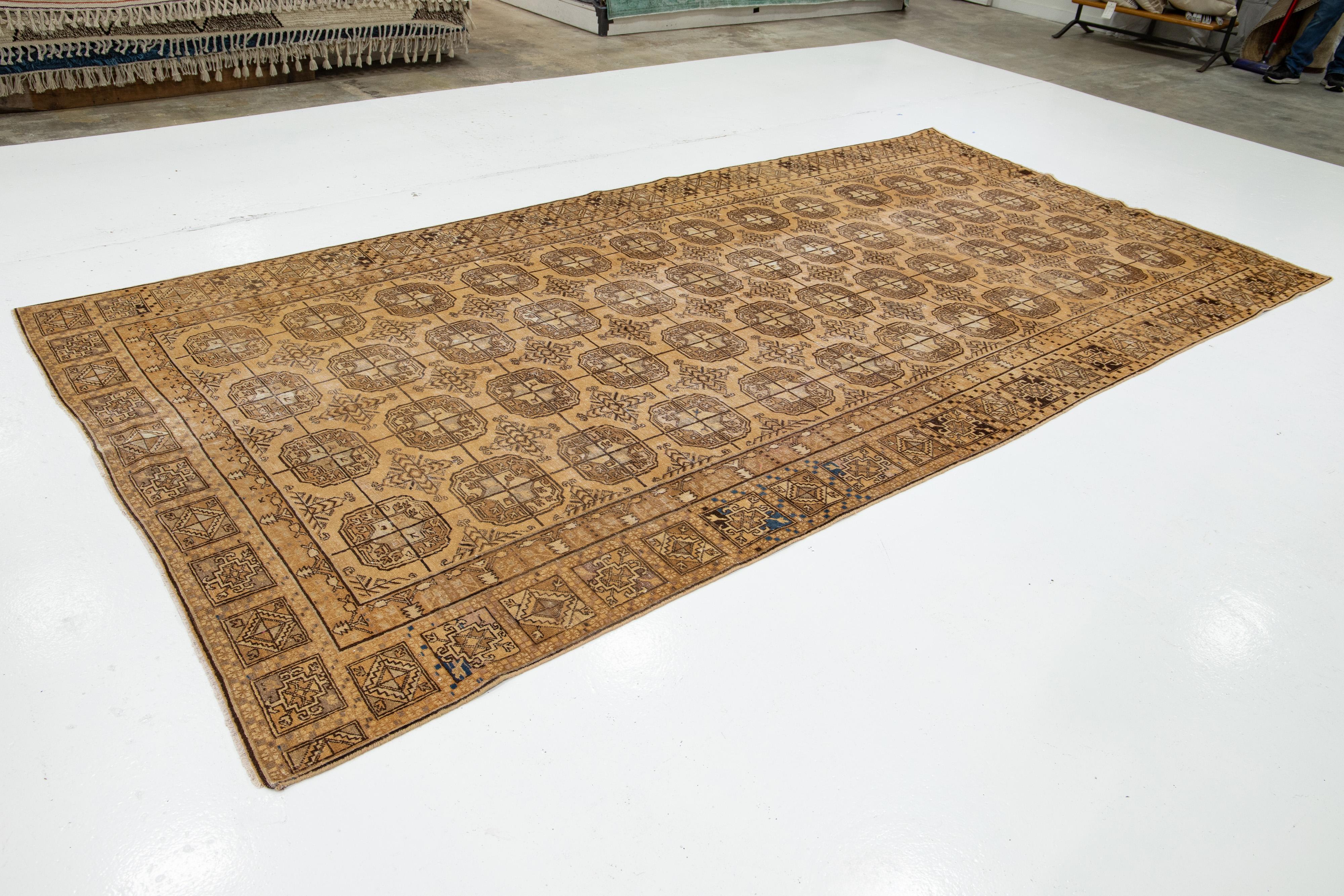 1900er Jahre antike Khotan Wolle Teppich handgefertigt in Tan Farbe mit geometrischen Mustern (Handgeknüpft) im Angebot