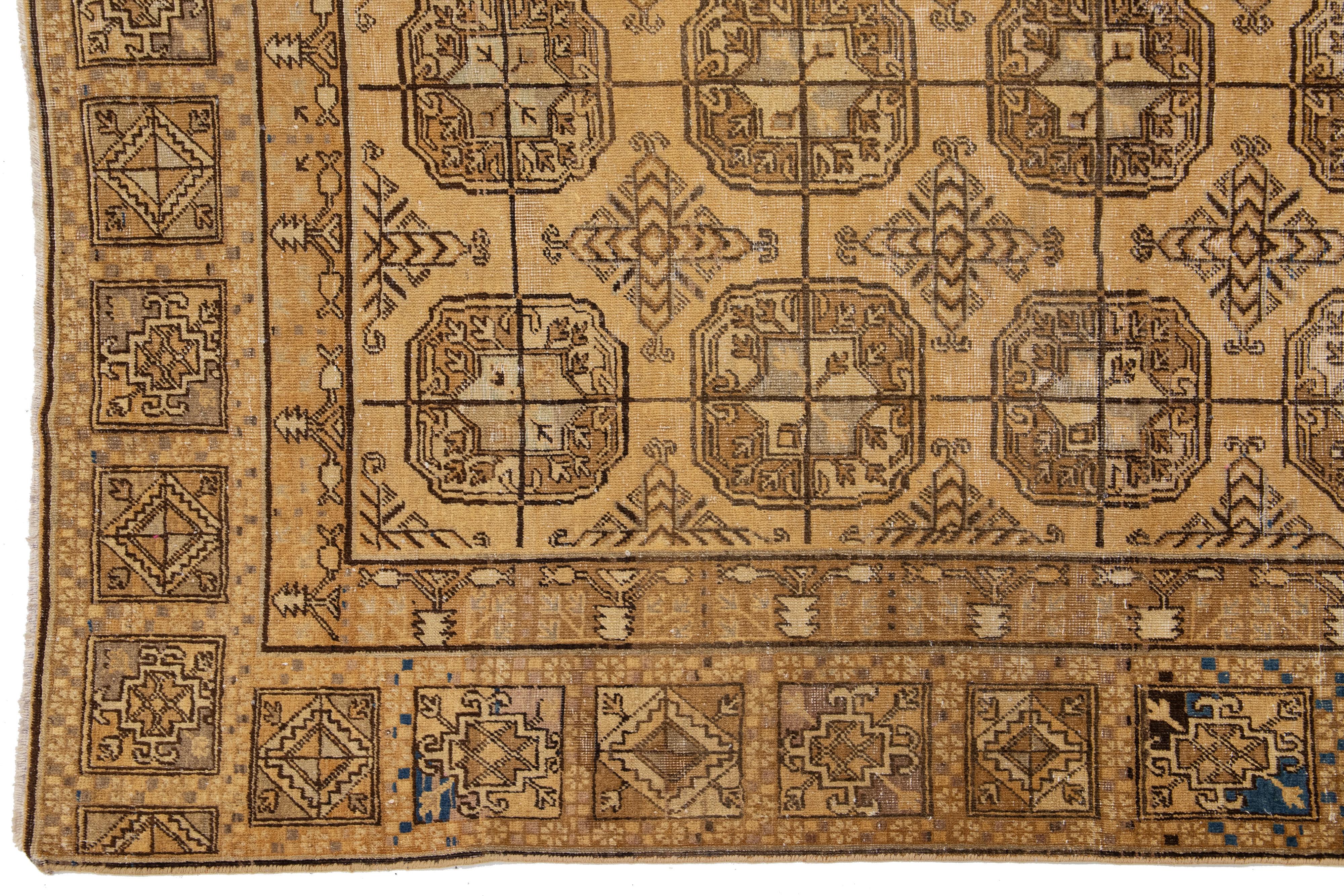 1900er Jahre antike Khotan Wolle Teppich handgefertigt in Tan Farbe mit geometrischen Mustern im Zustand „Gut“ im Angebot in Norwalk, CT