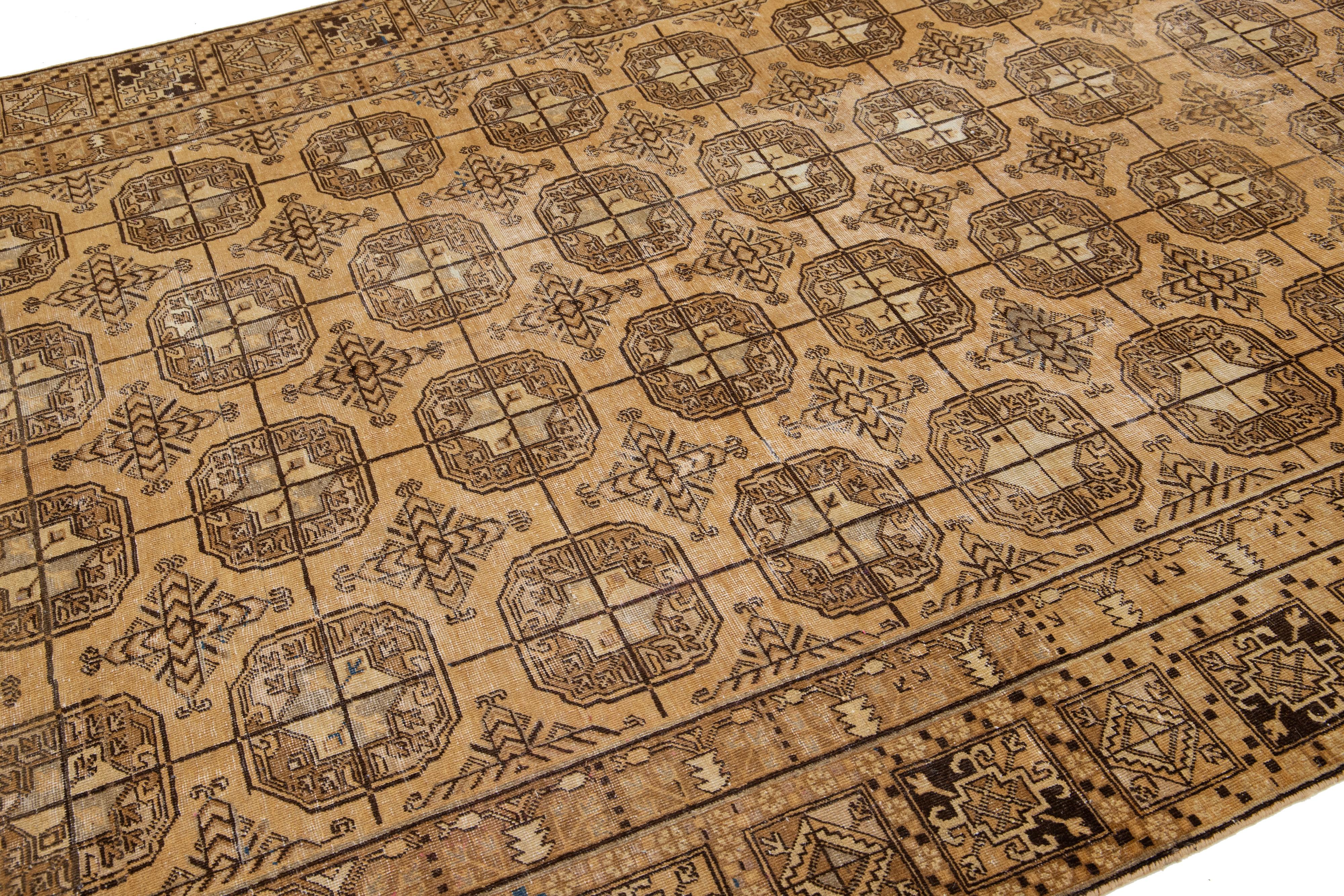 1900er Jahre antike Khotan Wolle Teppich handgefertigt in Tan Farbe mit geometrischen Mustern im Angebot 1