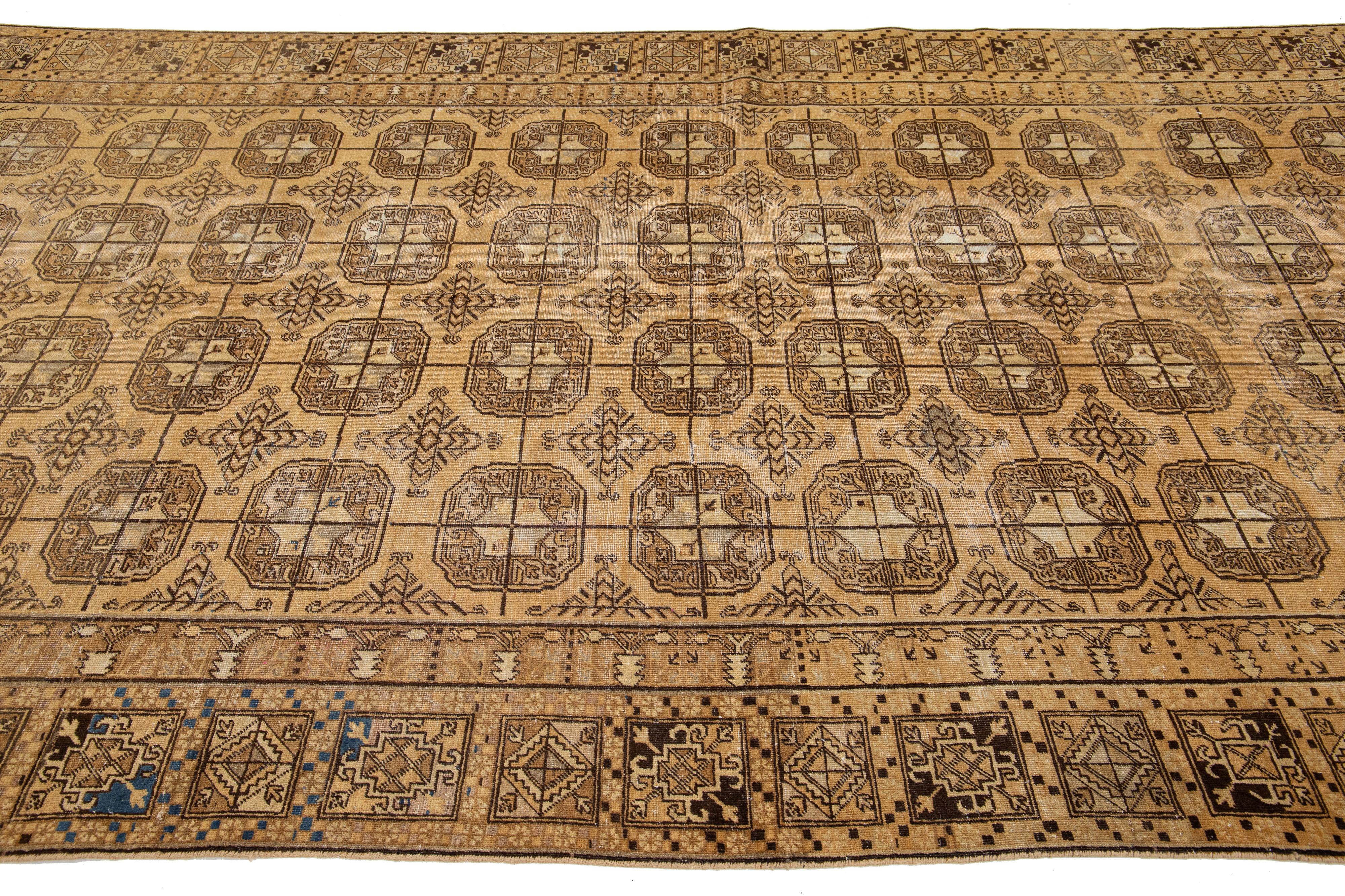 1900er Jahre antike Khotan Wolle Teppich handgefertigt in Tan Farbe mit geometrischen Mustern im Angebot 2