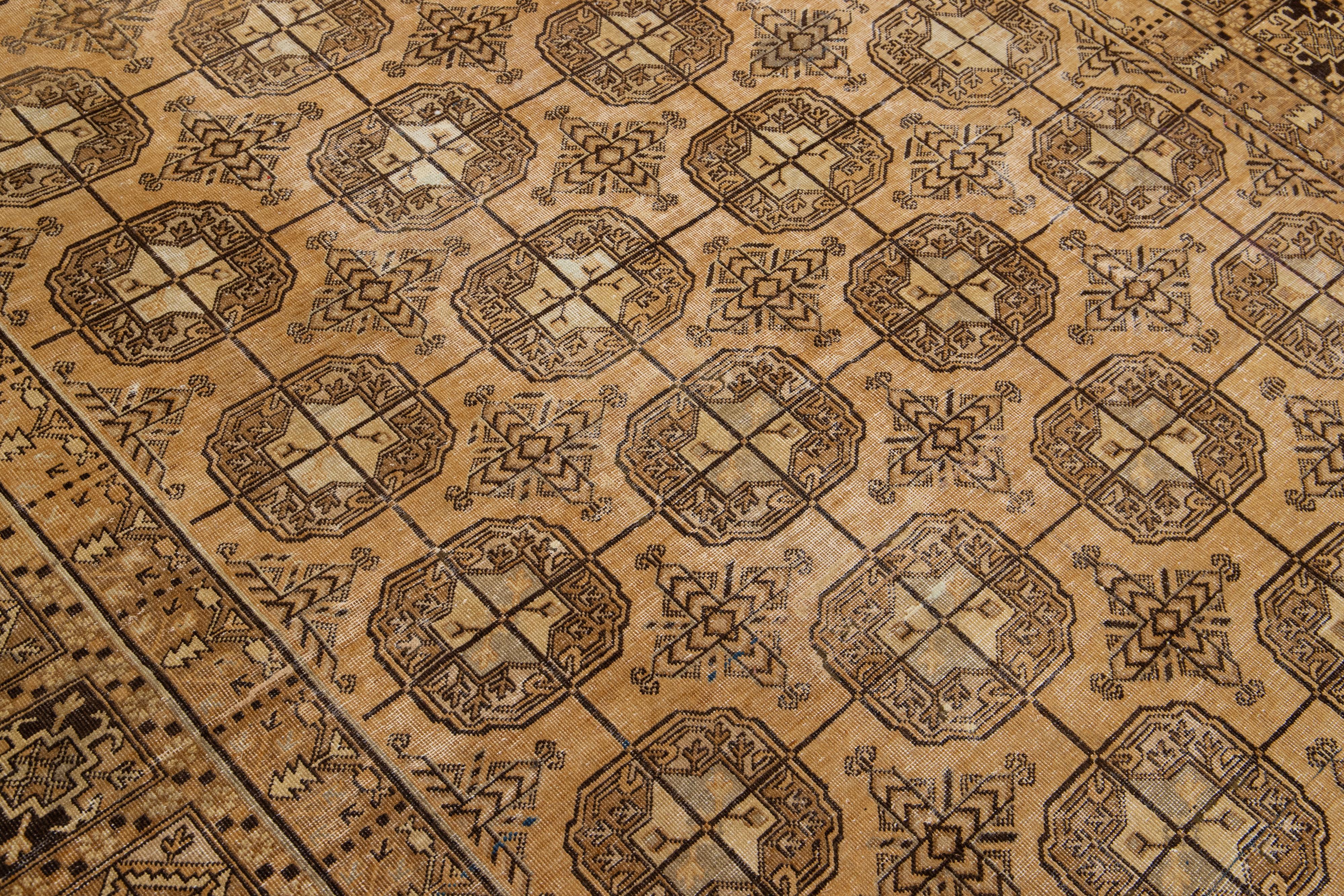 1900er Jahre antike Khotan Wolle Teppich handgefertigt in Tan Farbe mit geometrischen Mustern im Angebot 3