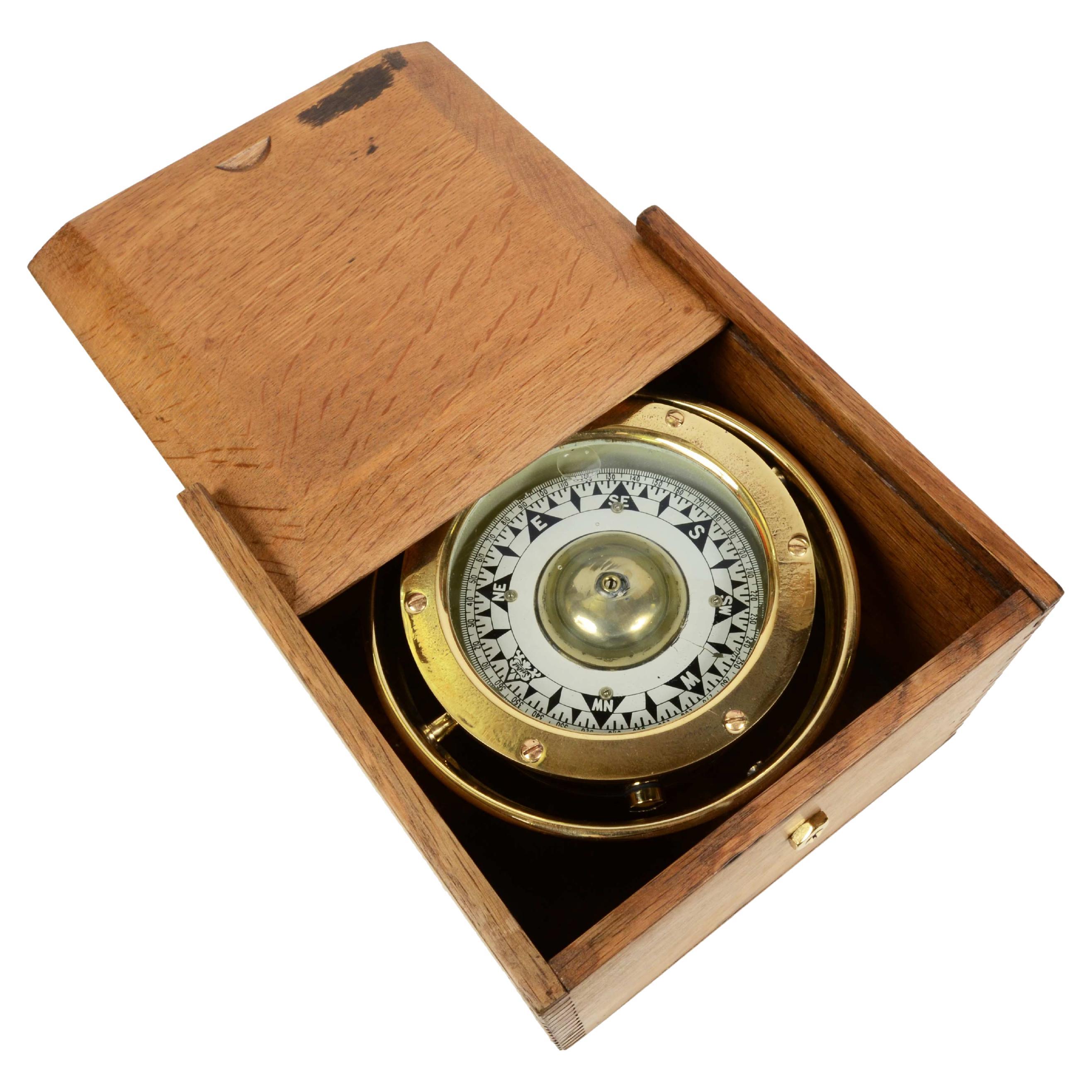 Liquid magnetic nautical compass on universal joint signed Sestrel from the 1900s, in its original oak wood box with lid. Eight wind rose complete with protractor circle.
The compass is made up of a cylindrical vessel in brass and bronze, called a