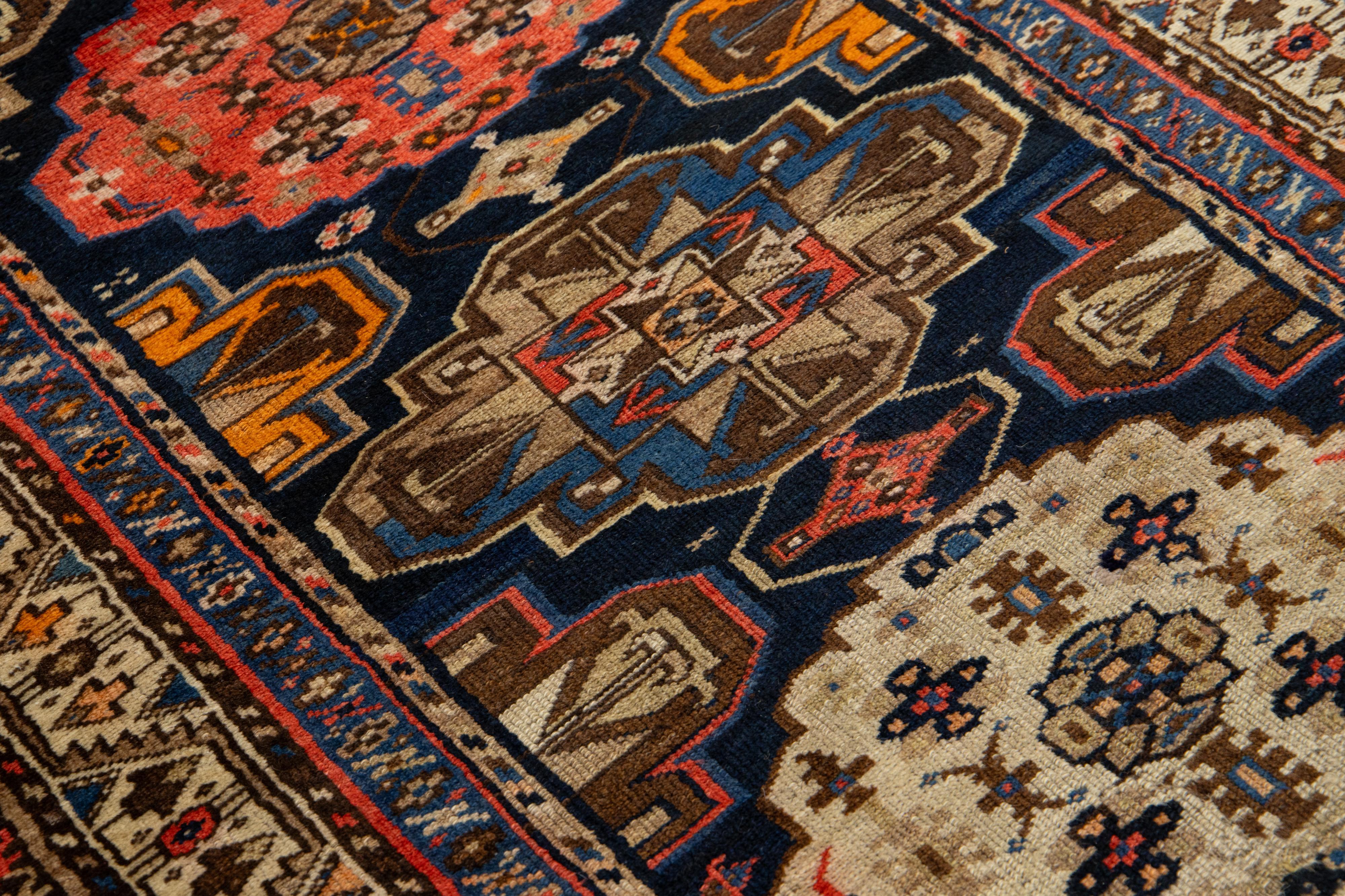 1900s Antike Malayer Persische Wolle Läufer mit Tribal Design (Handgeknüpft) im Angebot