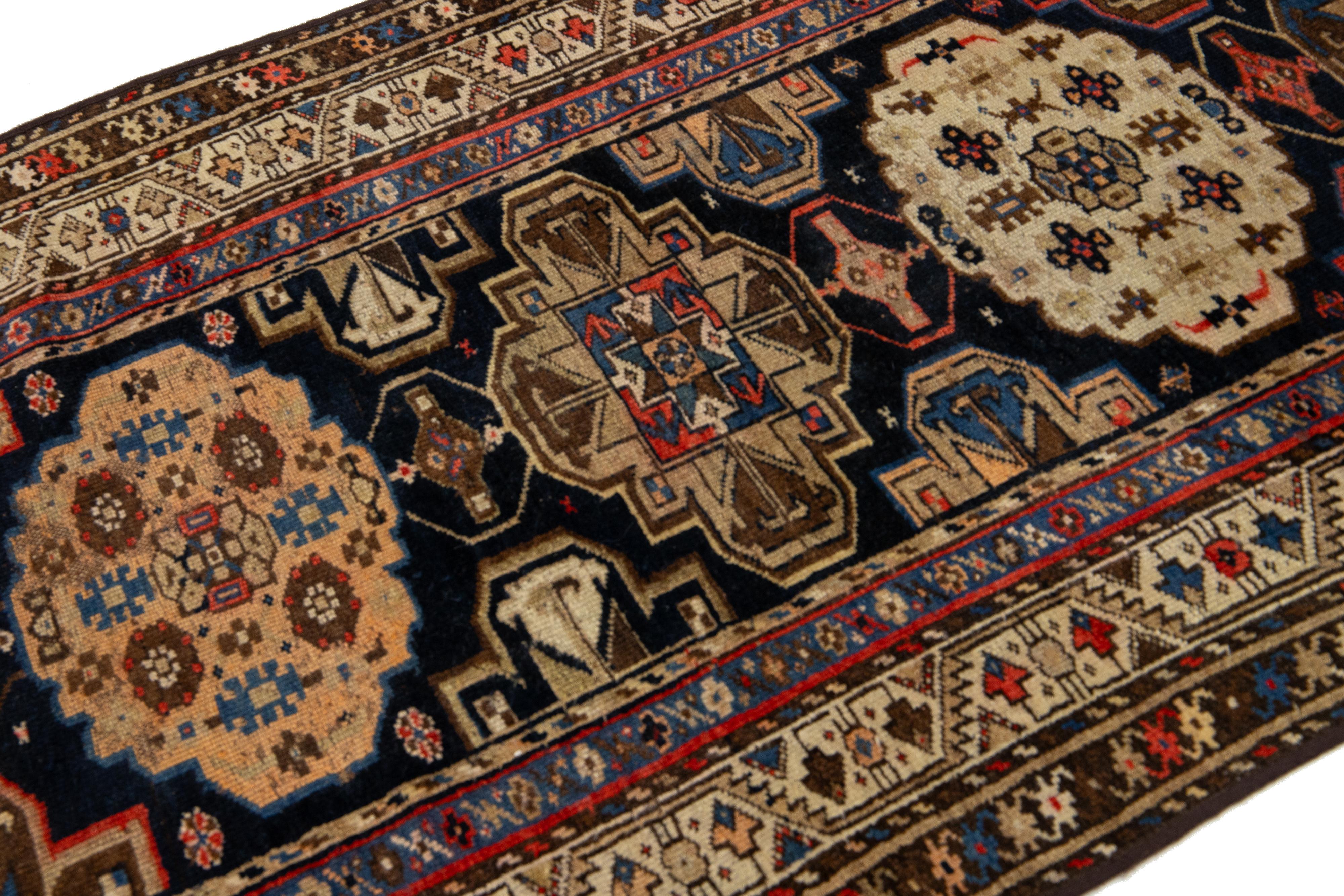 1900s Antike Malayer Persische Wolle Läufer mit Tribal Design (20. Jahrhundert) im Angebot