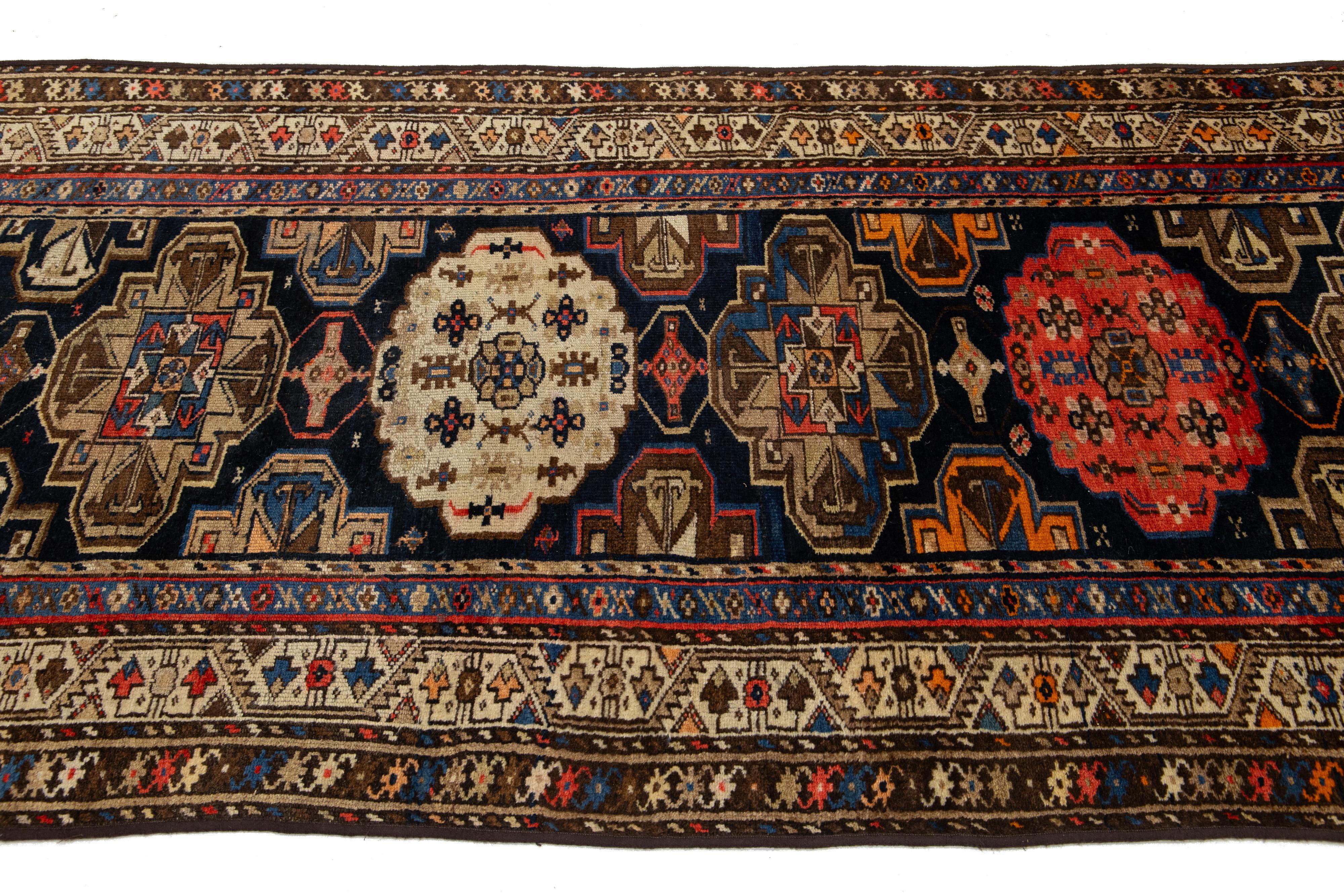 1900s Antike Malayer Persische Wolle Läufer mit Tribal Design im Angebot 1