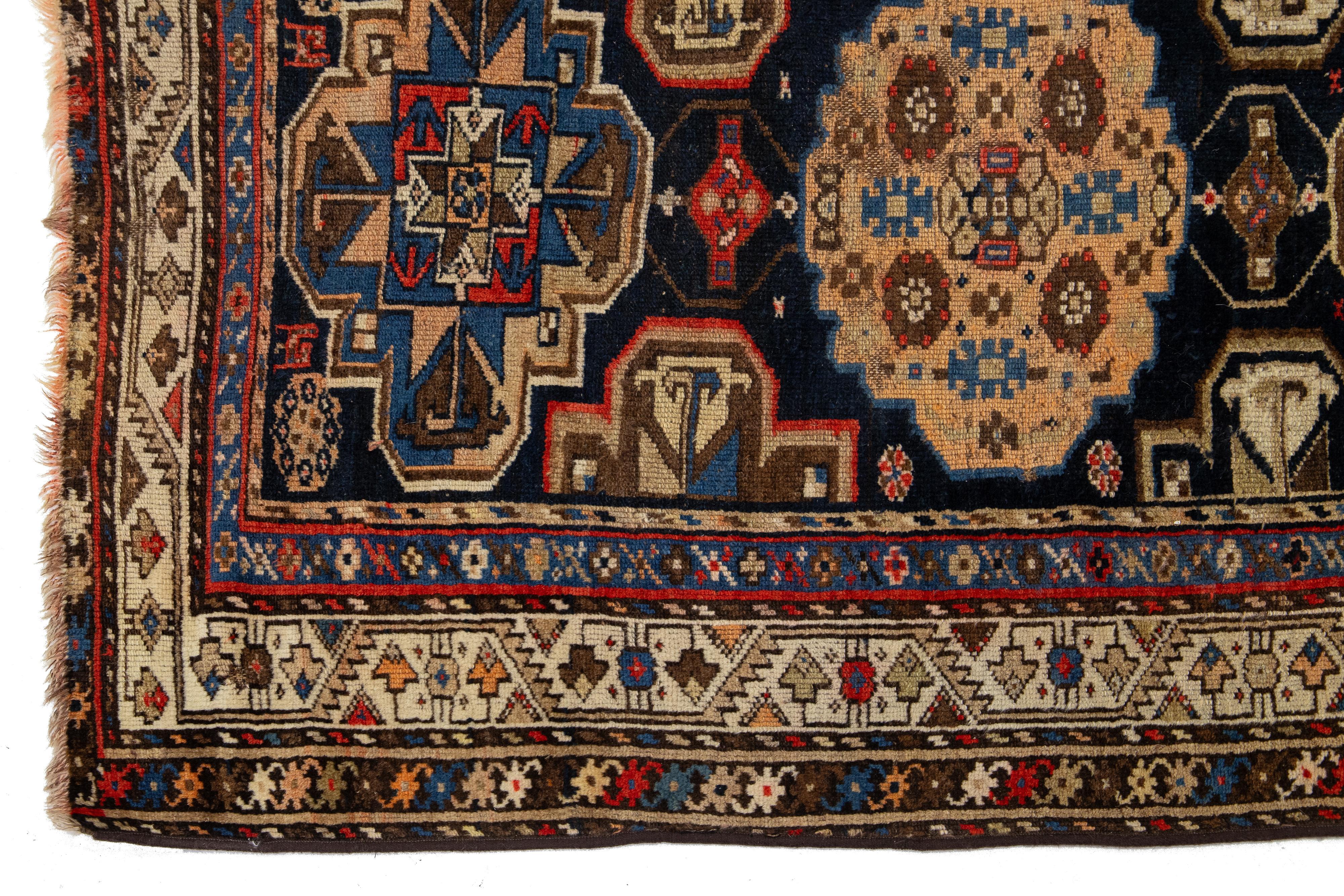 1900s Antike Malayer Persische Wolle Läufer mit Tribal Design im Angebot 2