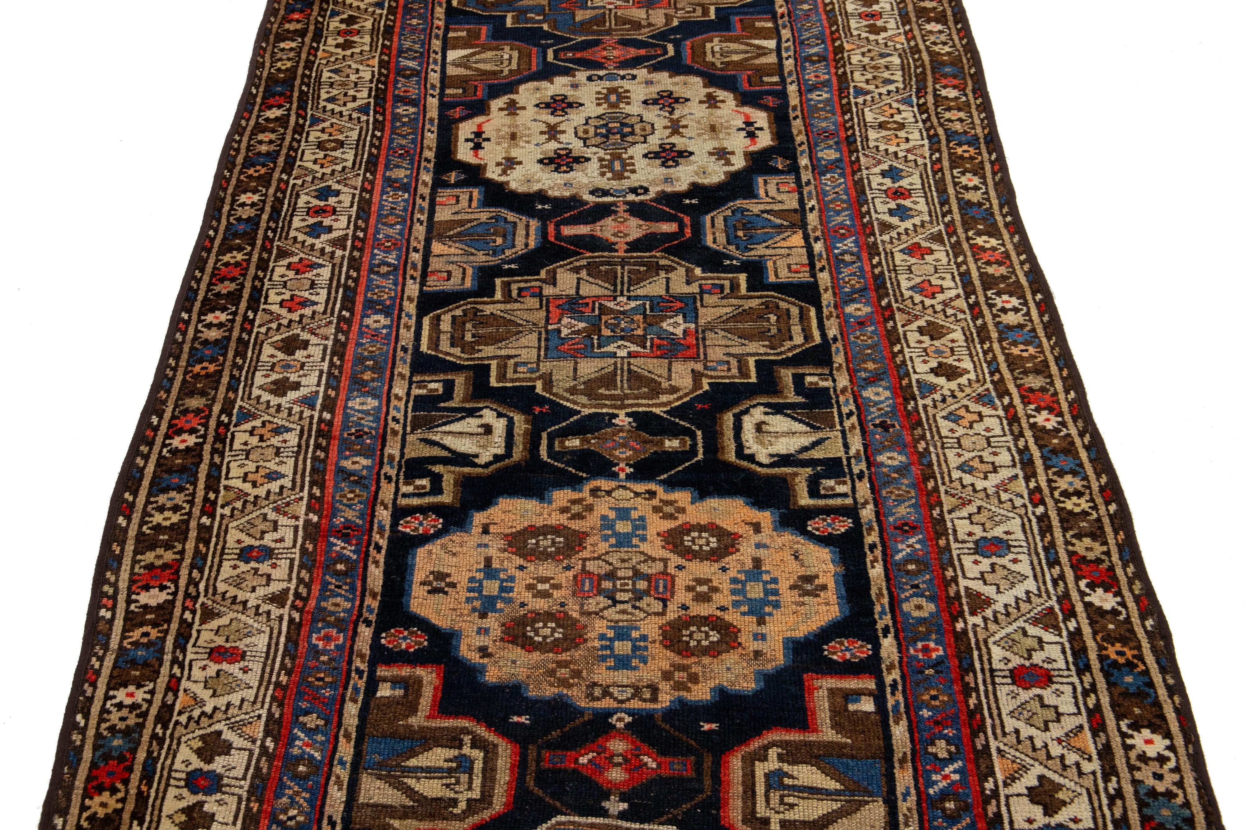 1900s Antike Malayer Persische Wolle Läufer mit Tribal Design im Angebot 3