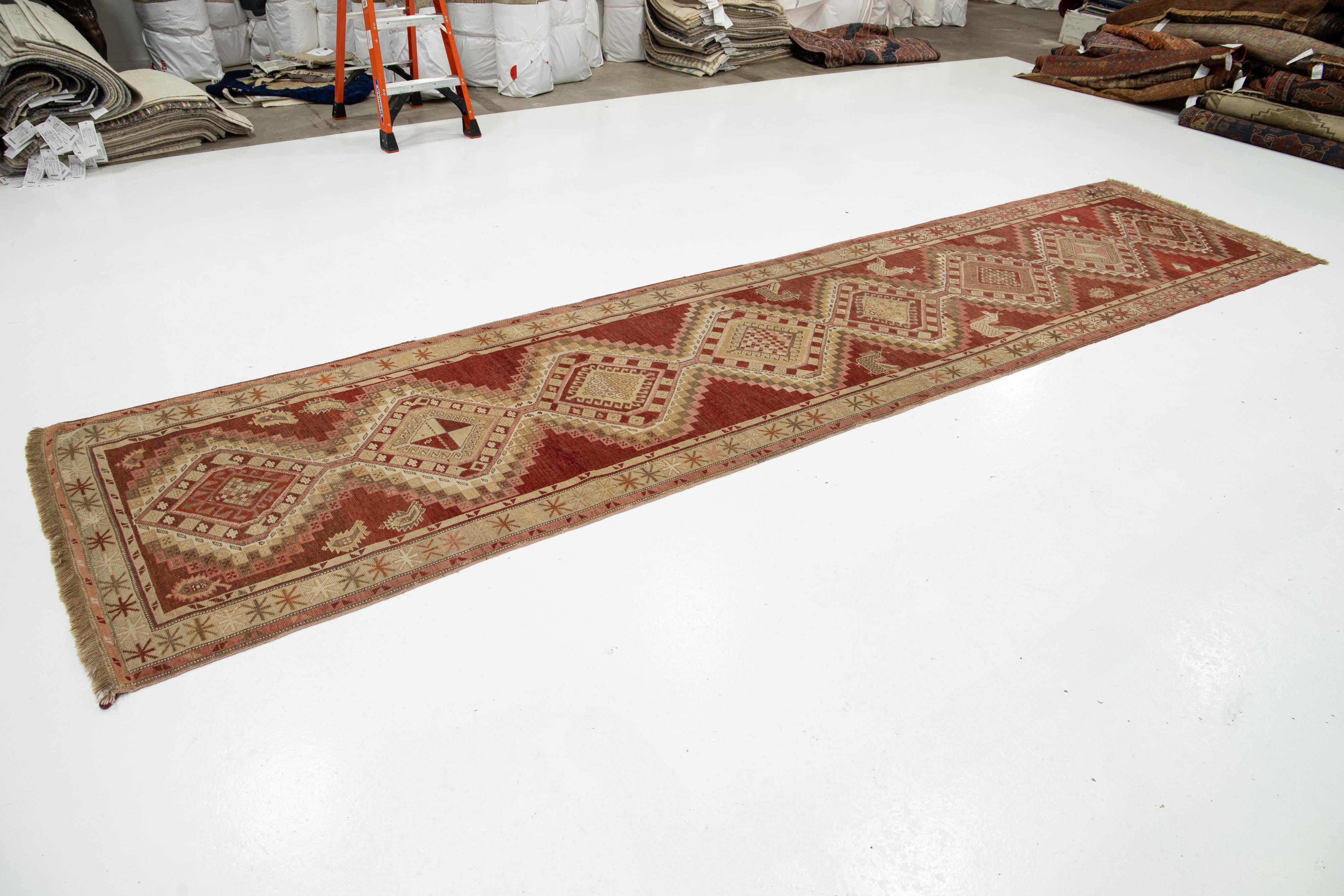 Annodato a mano Runner in lana Malayer antico del 1900 in colore rosso-ruggine in vendita