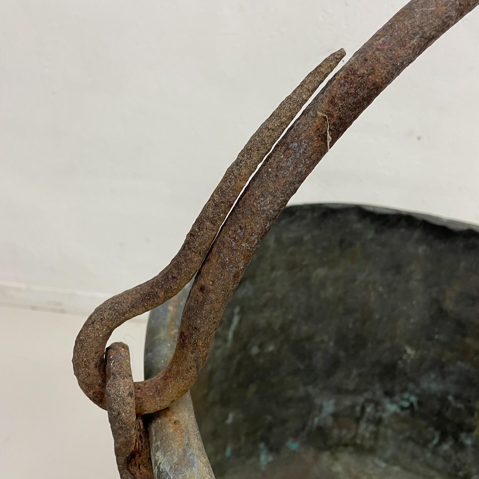 1900s Antique Old Copper Big Bucket Patinated Tub Forged Iron Handle In Fair Condition In Chula Vista, CA