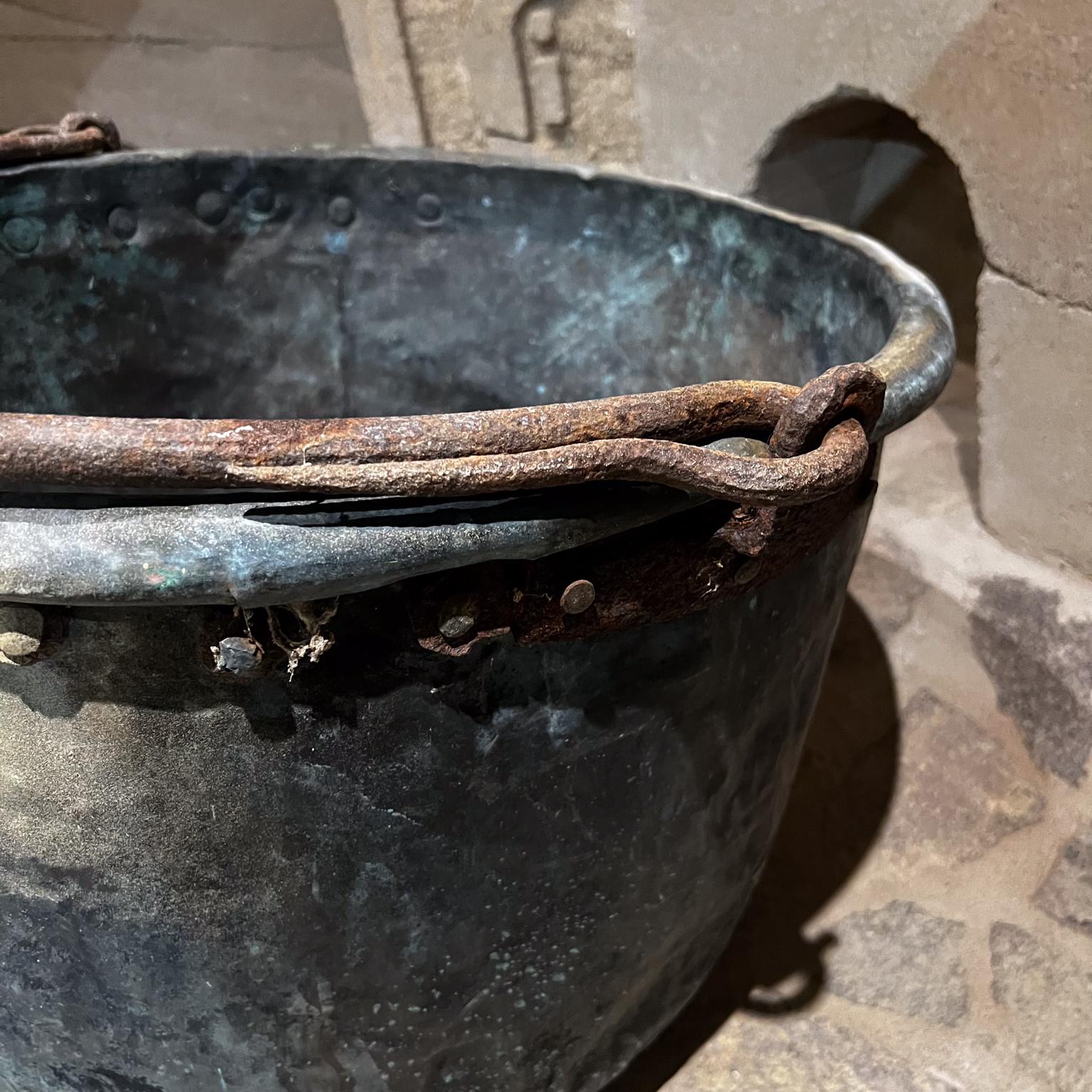 1900s Antique Patinated Copper Cauldron Pot Forged Iron Handle For Sale 4
