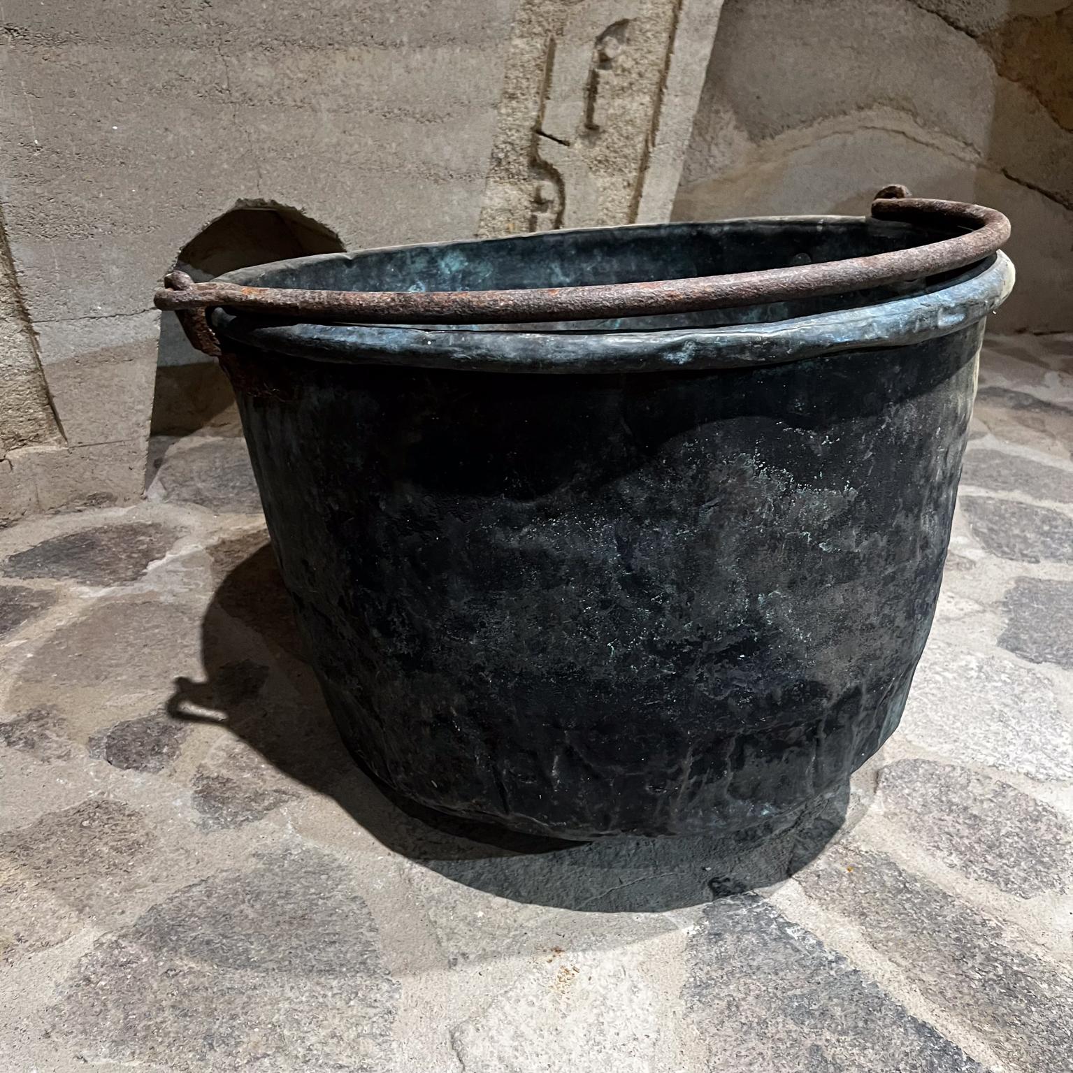 1900s Antique Patinated Copper Cauldron Pot Forged Iron Handle In Fair Condition For Sale In Chula Vista, CA
