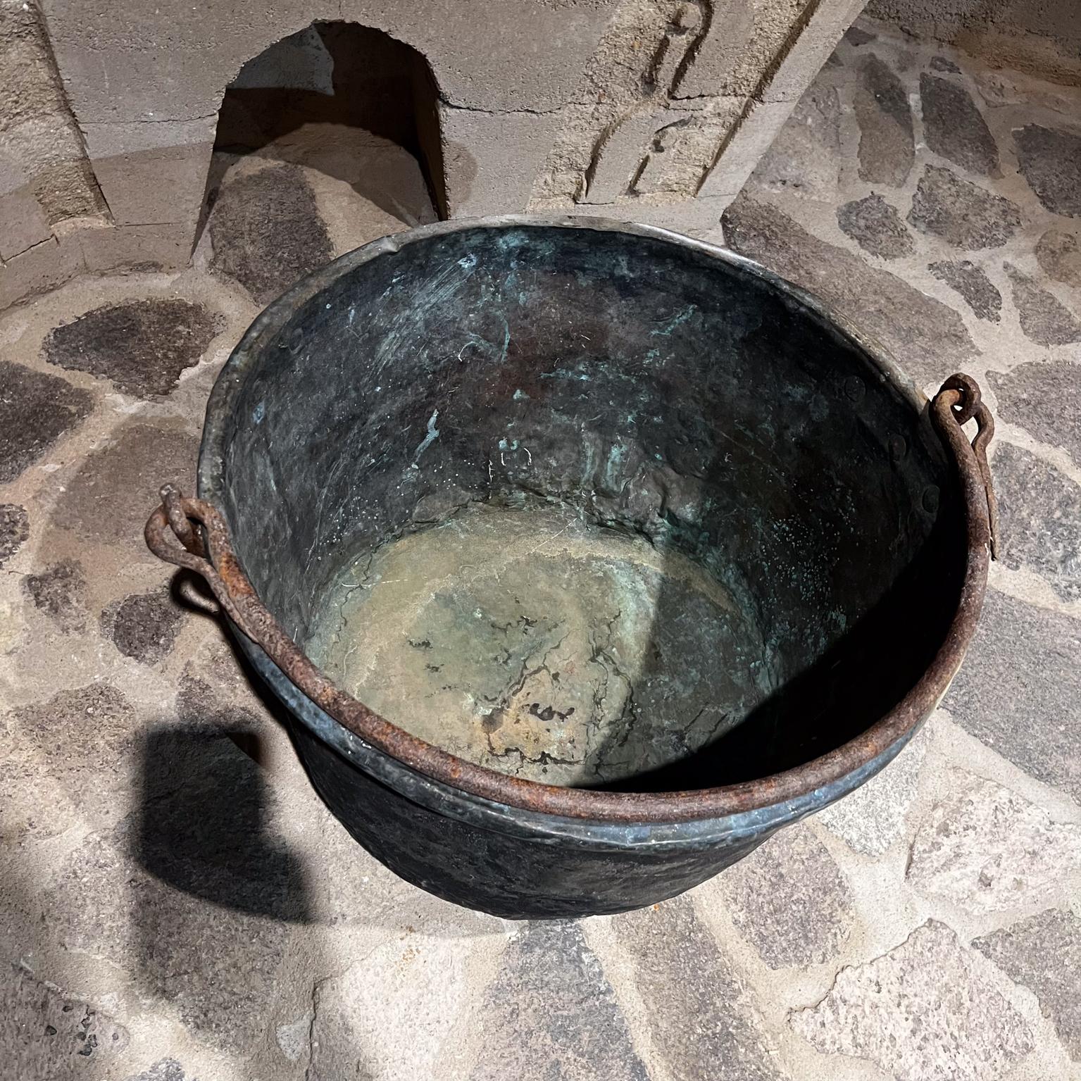 1900s Antique Patinated Copper Cauldron Pot Forged Iron Handle For Sale 3