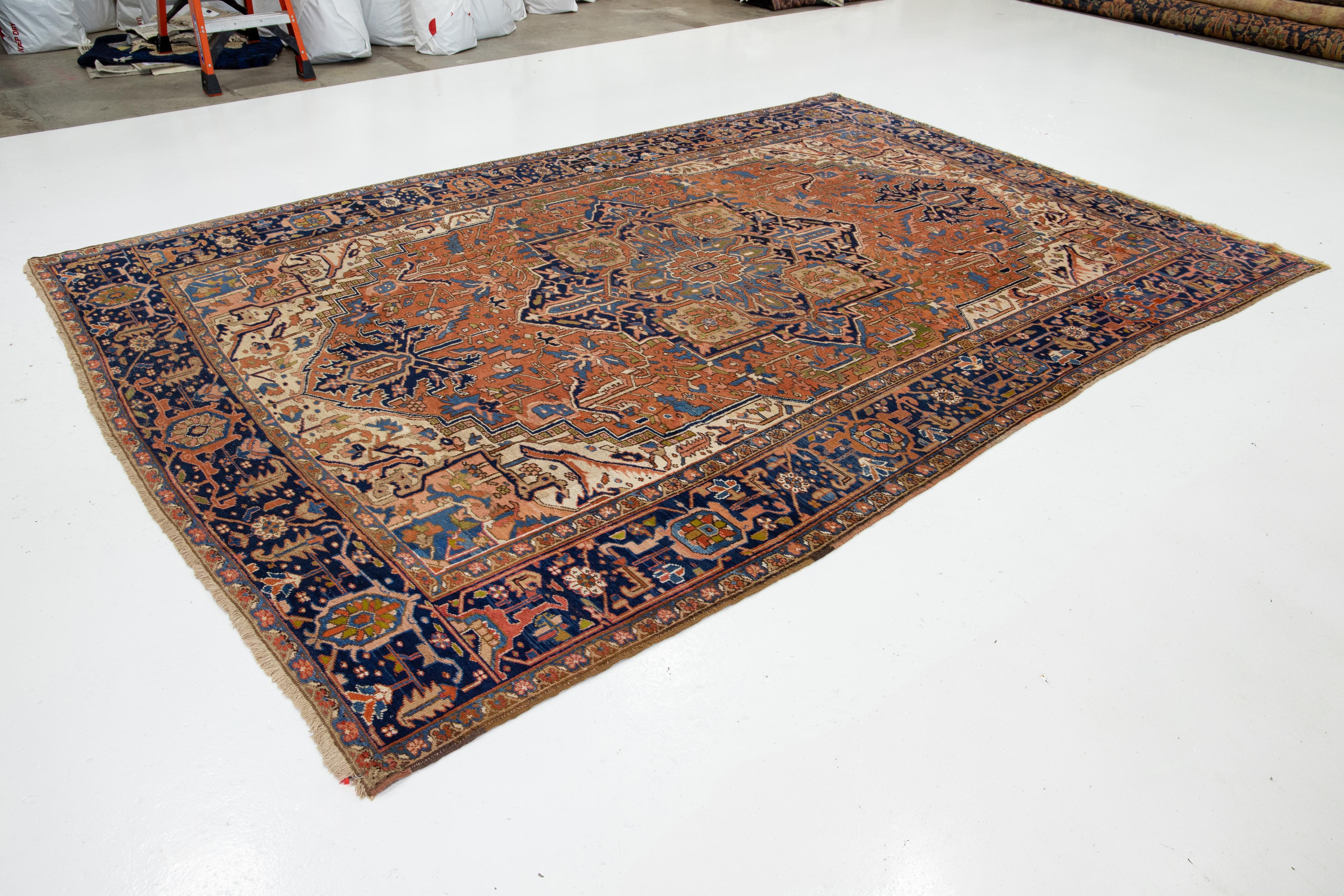 1900s Antiker Persischer Heriz Wollteppich Handgemacht In Rost Mit Medaillon Design (Heriz Serapi) im Angebot