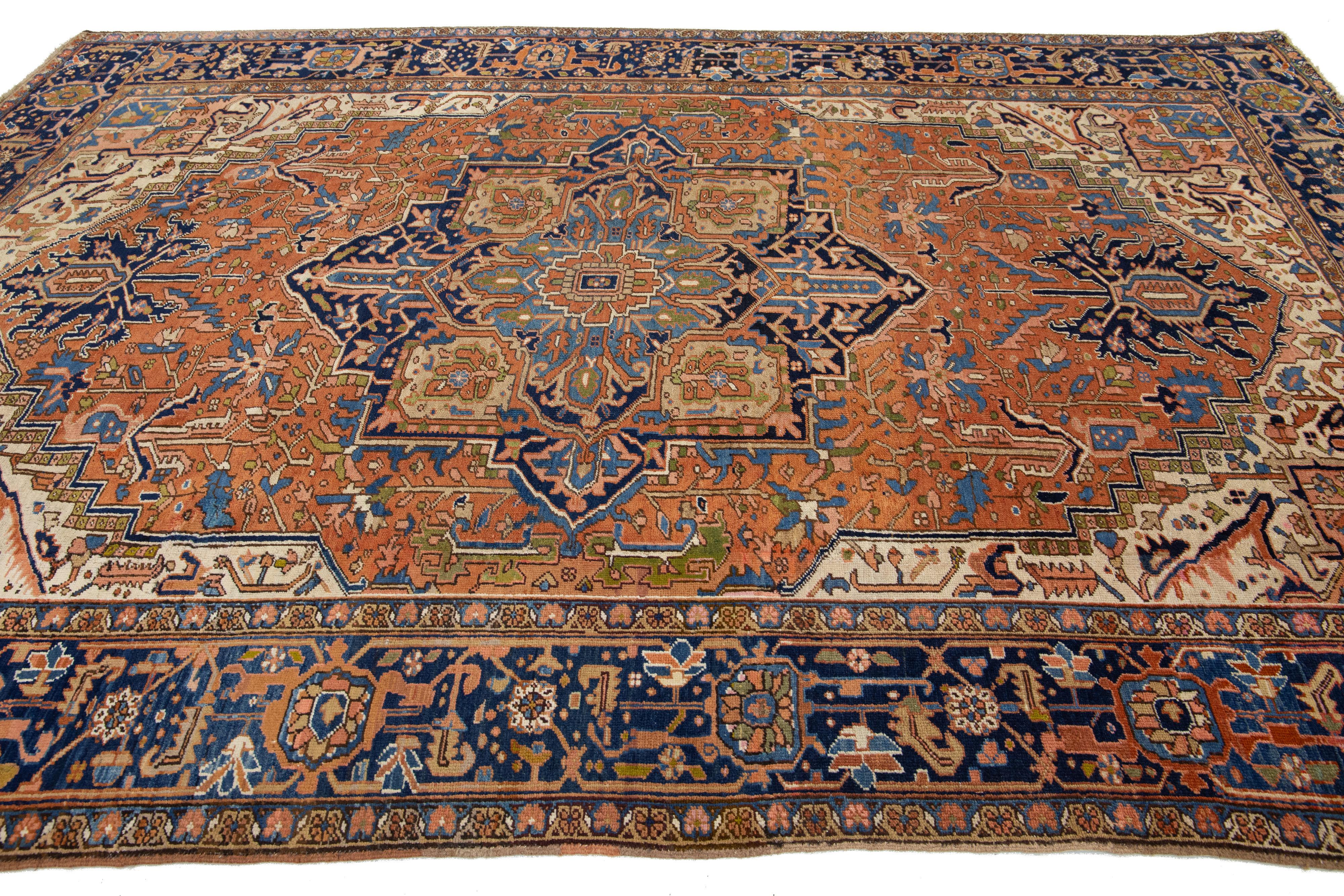1900s Antiker Persischer Heriz Wollteppich Handgemacht In Rost Mit Medaillon Design (Wolle) im Angebot