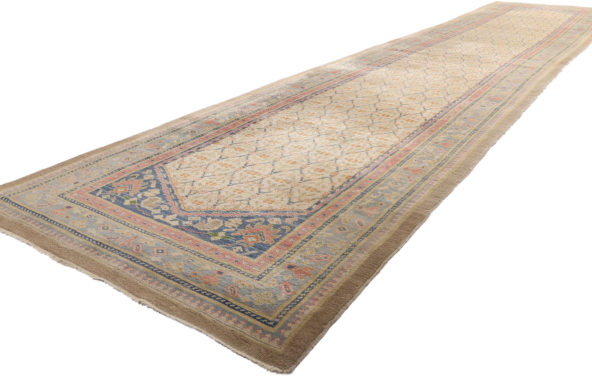79104 Tappeto antico persiano Kerman Runner, 04'03 x 19'10. Immerso nella storia e tessuto con meticolosa maestria, questo tappeto persiano antico in lana Kerman annodato a mano incarna la raffinata eleganza della tradizione tessile persiana. Con la