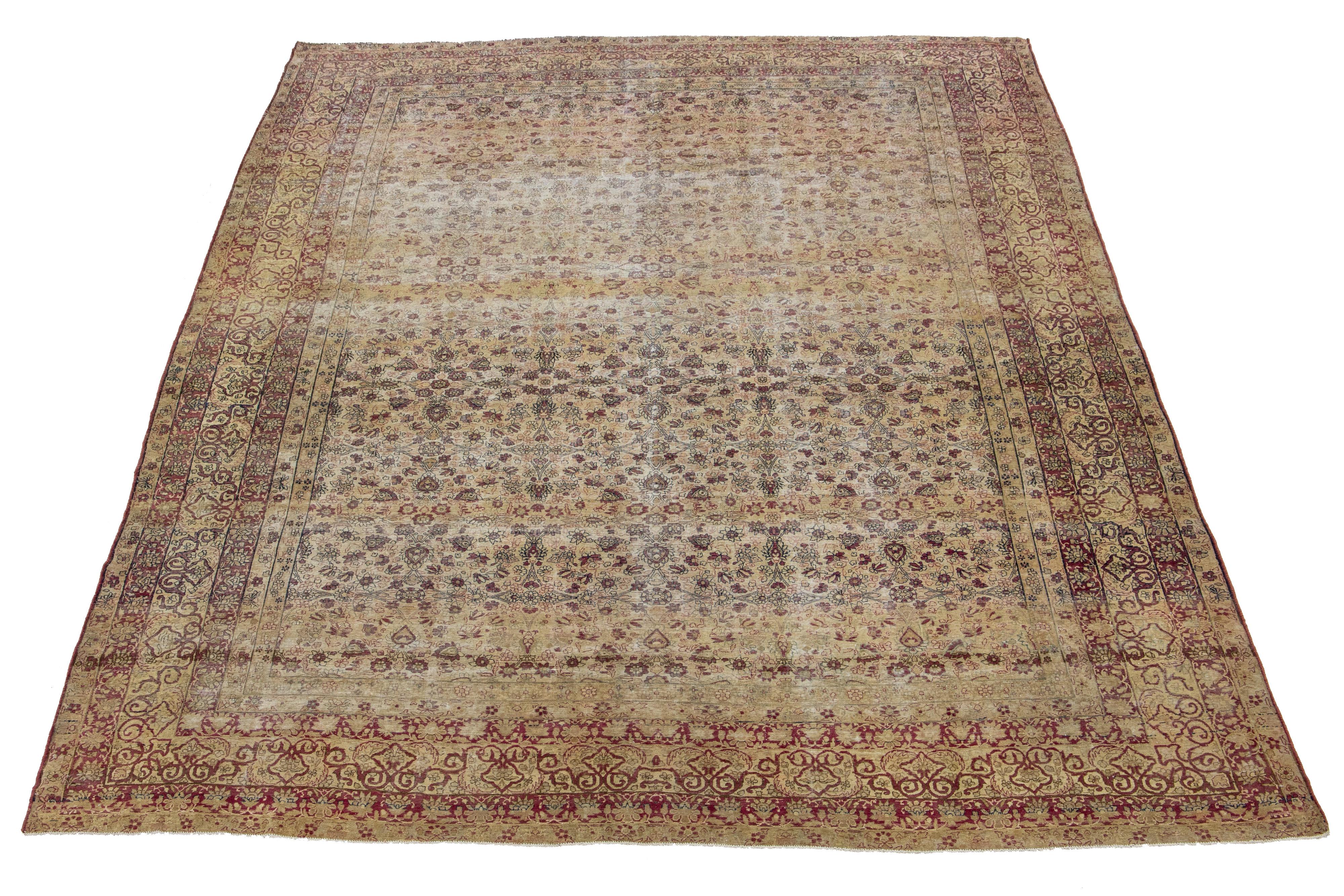 Dieser persische Kerman-Wollteppich aus dem späten 20. Jahrhundert zeigt ein sorgfältig gearbeitetes florales Allover-Muster in Rot und Grau. Außerdem hat es ein beigefarbenes Feld.

Dieser Teppich misst 10'5