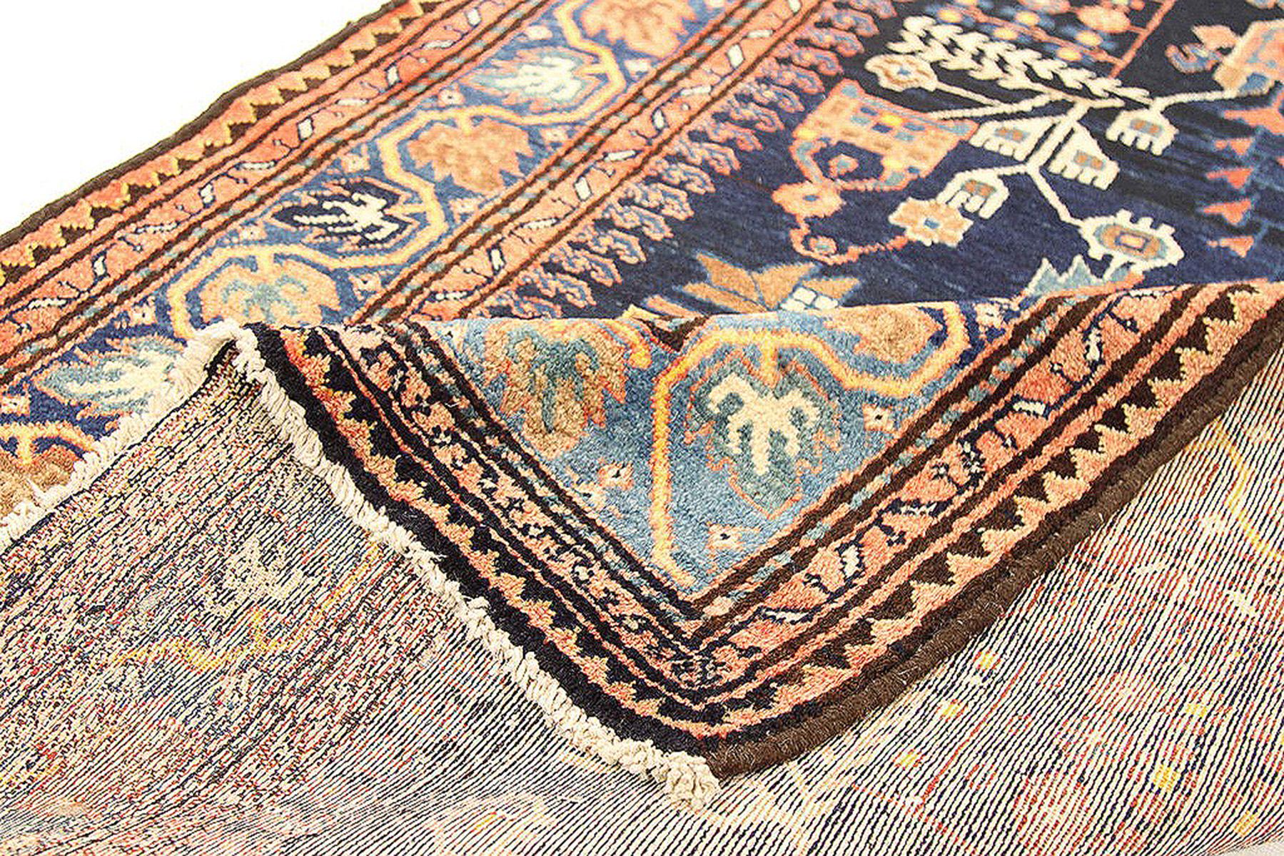 Alfombra persa antigua tejida a mano con la mejor lana de oveja y teñida con tintes vegetales naturales inocuos para las personas y los animales domésticos. Es un diseño tradicional malayo que presenta una combinación mixta de detalles florales y